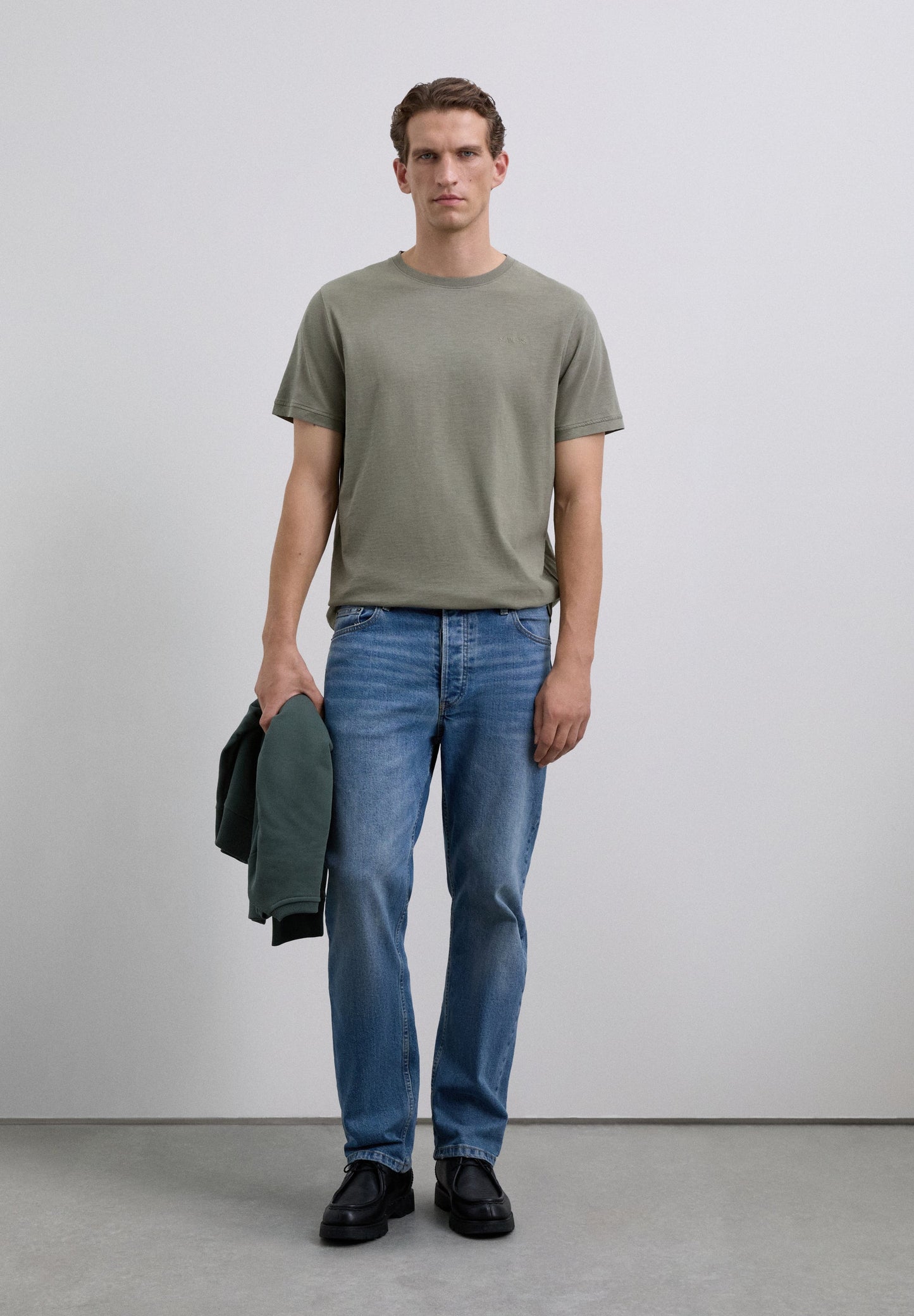 CAMISETA BORDADA EFECTO LAVADO