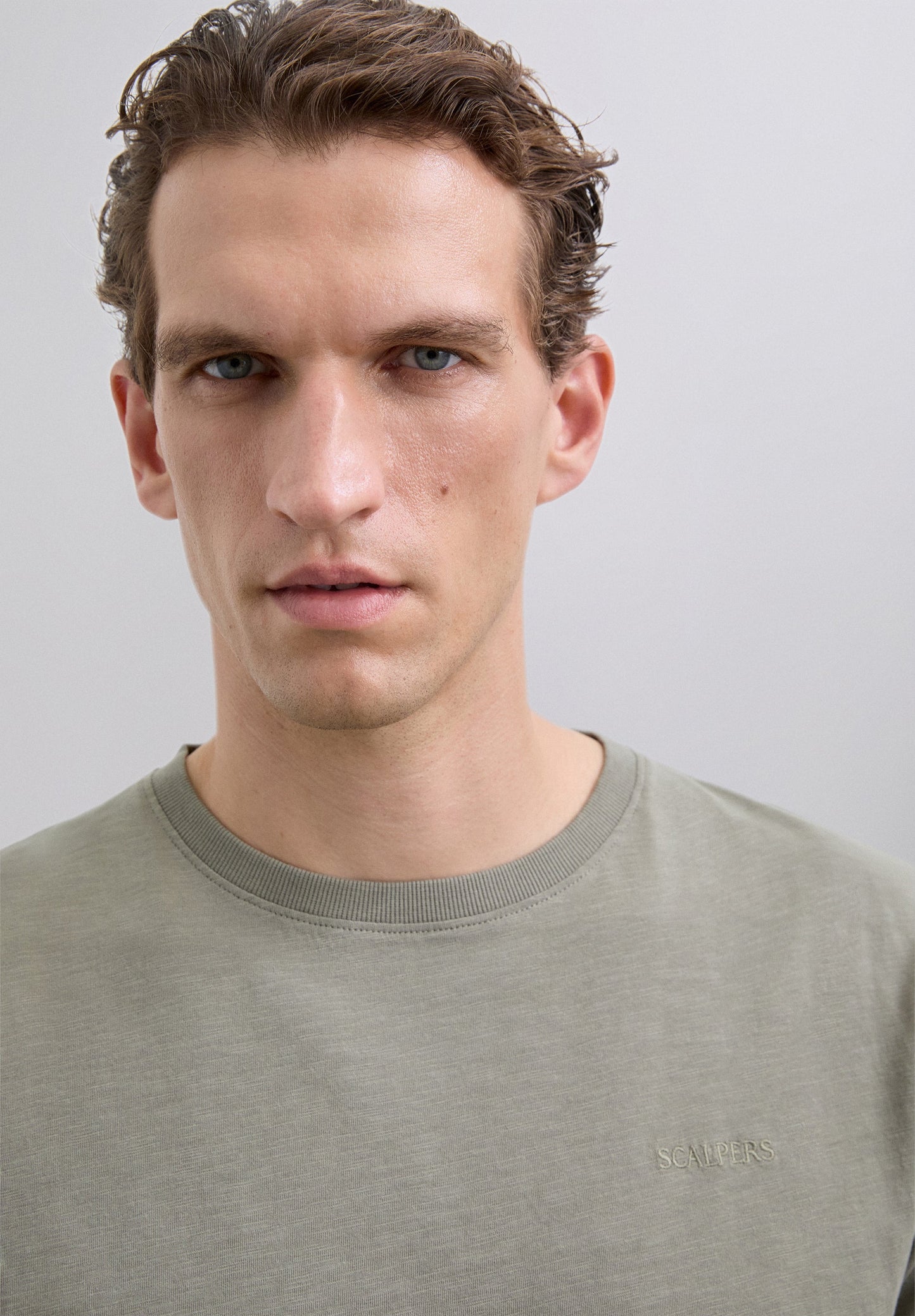 CAMISETA BORDADA EFECTO LAVADO