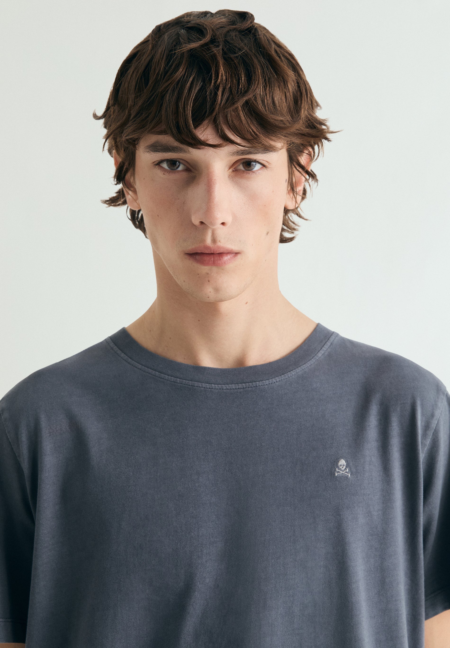 CAMISETA BORDADA EFECTO WASHED
