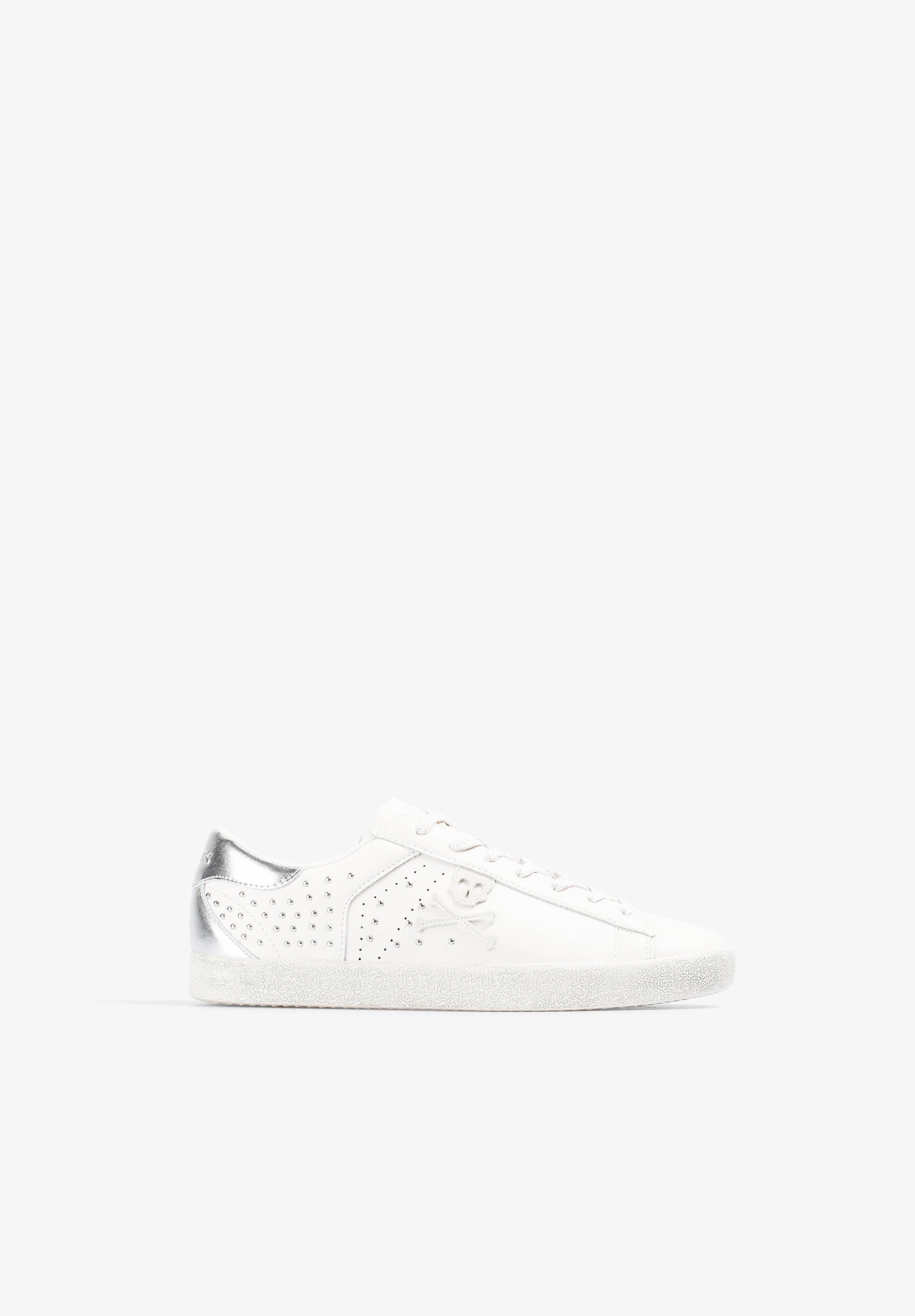 SNEAKERS CALAVERA TACHUELAS