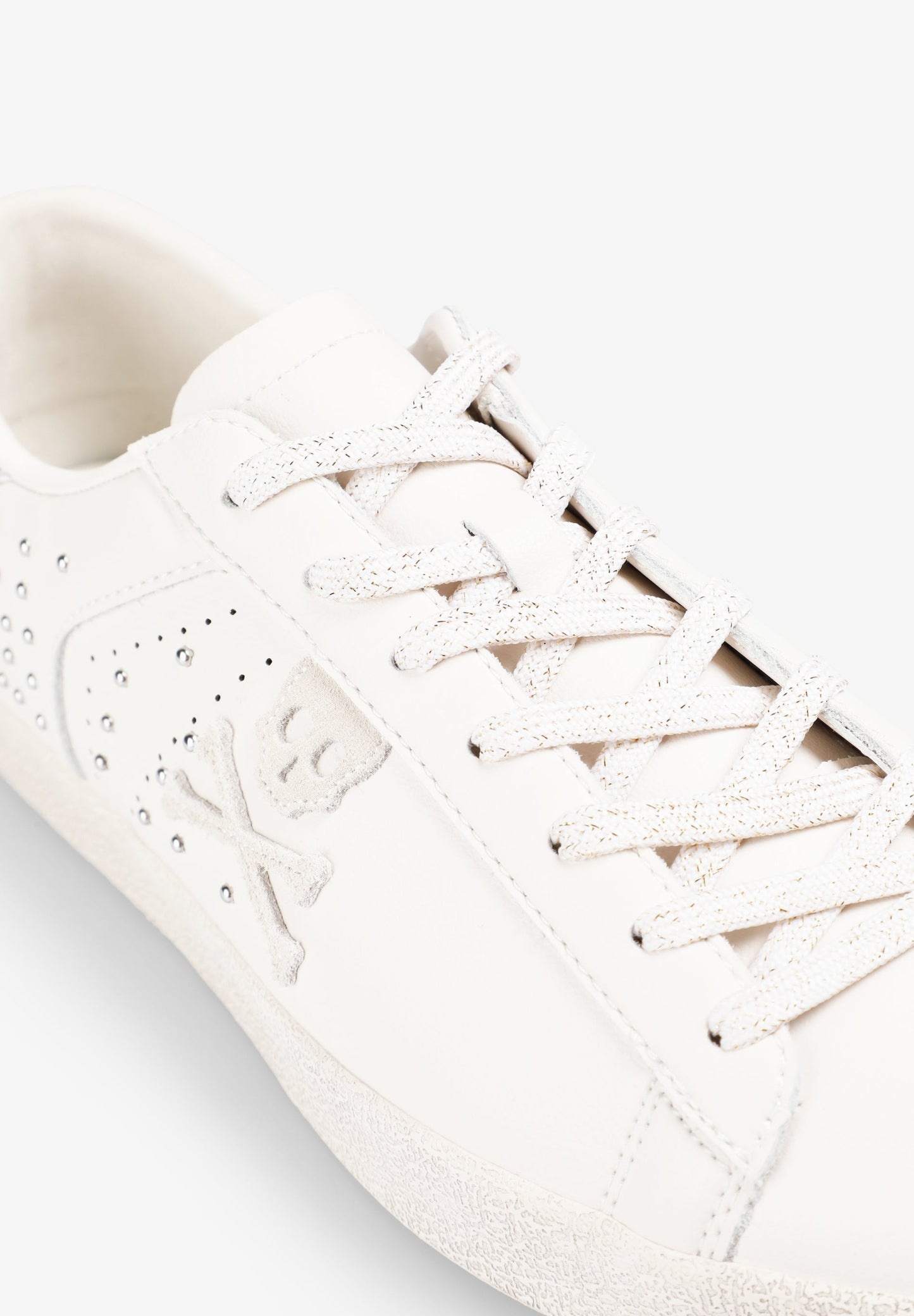 SNEAKERS CALAVERA TACHUELAS