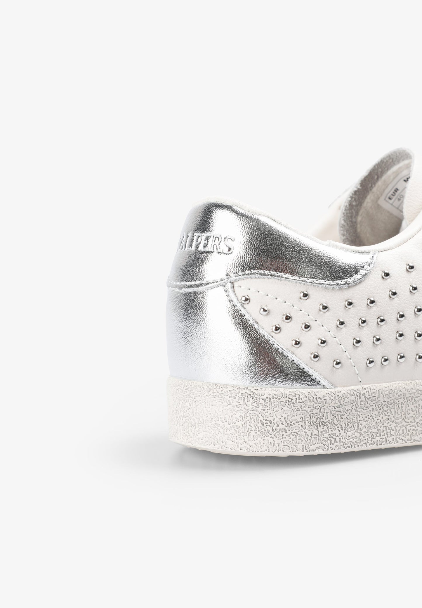 SNEAKERS CALAVERA TACHUELAS