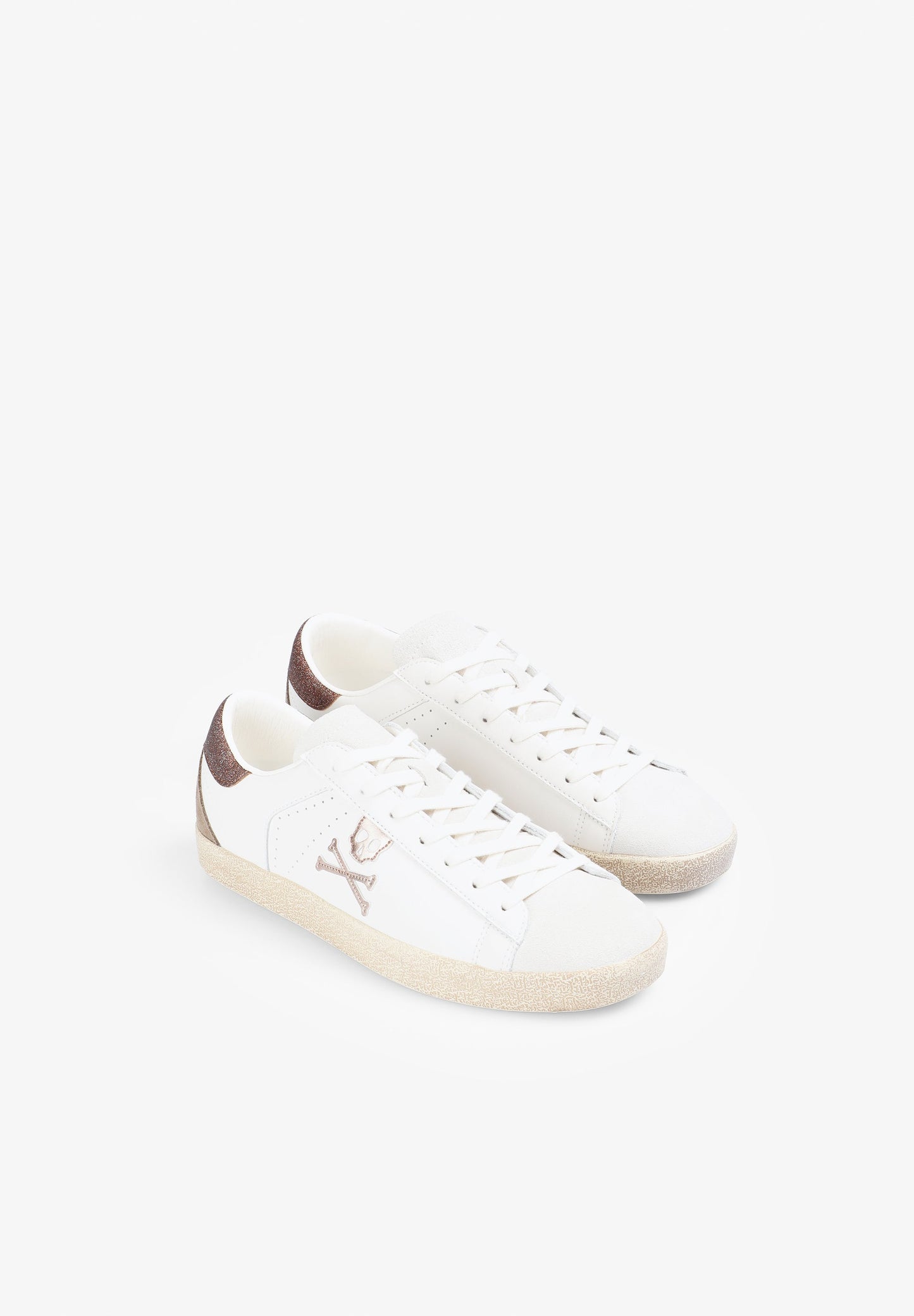 SNEAKERS CALAVERA METALIZADA