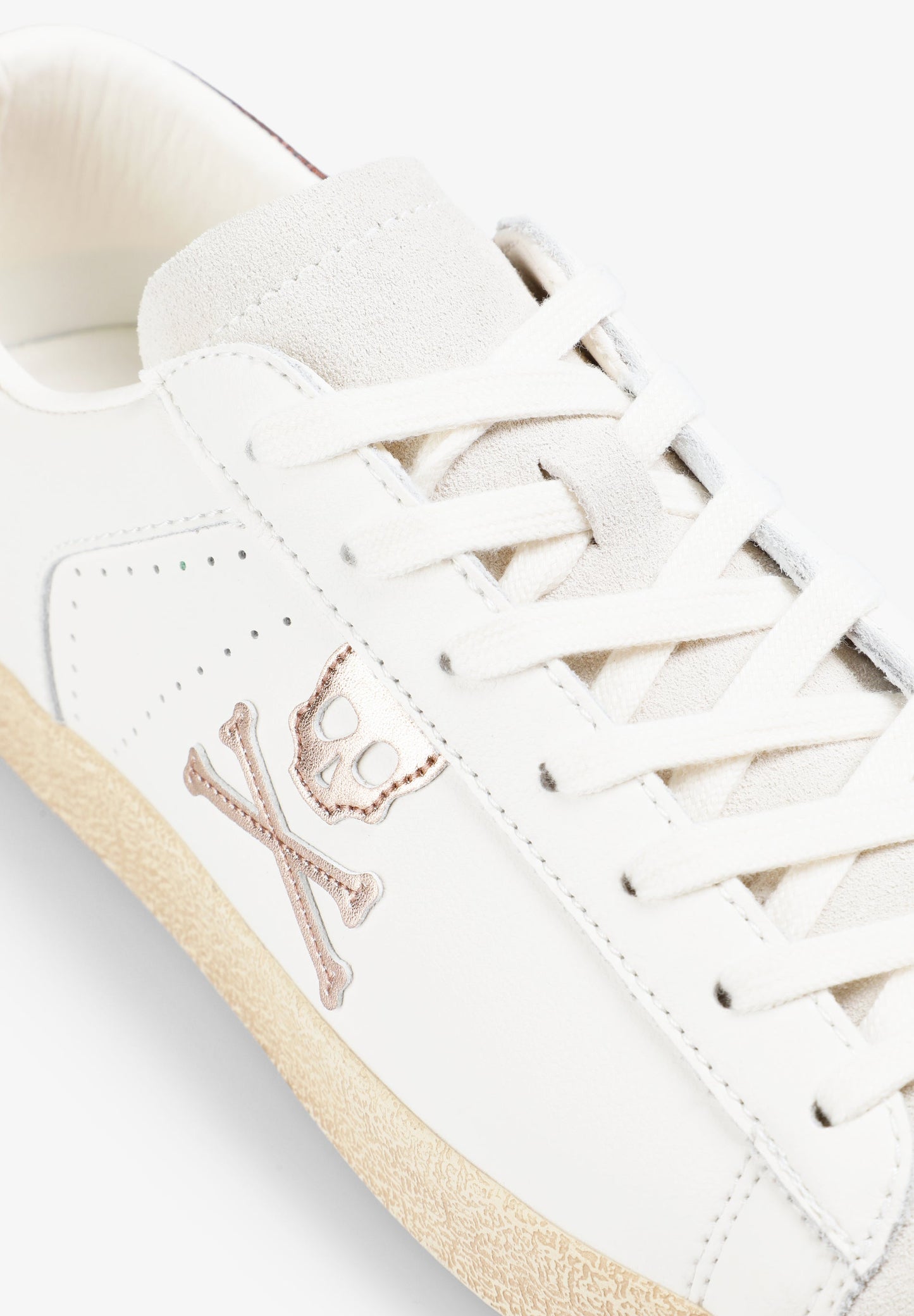 SNEAKERS CALAVERA METALIZADA