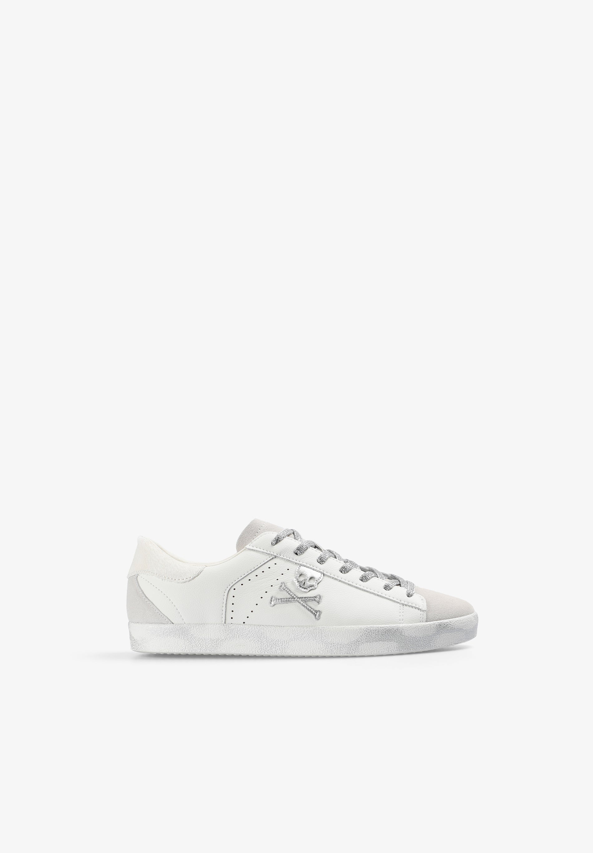 SNEAKERS CALAVERA METALIZADA