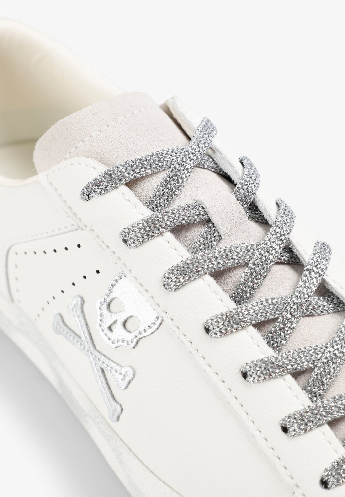 SNEAKERS CALAVERA METALIZADA
