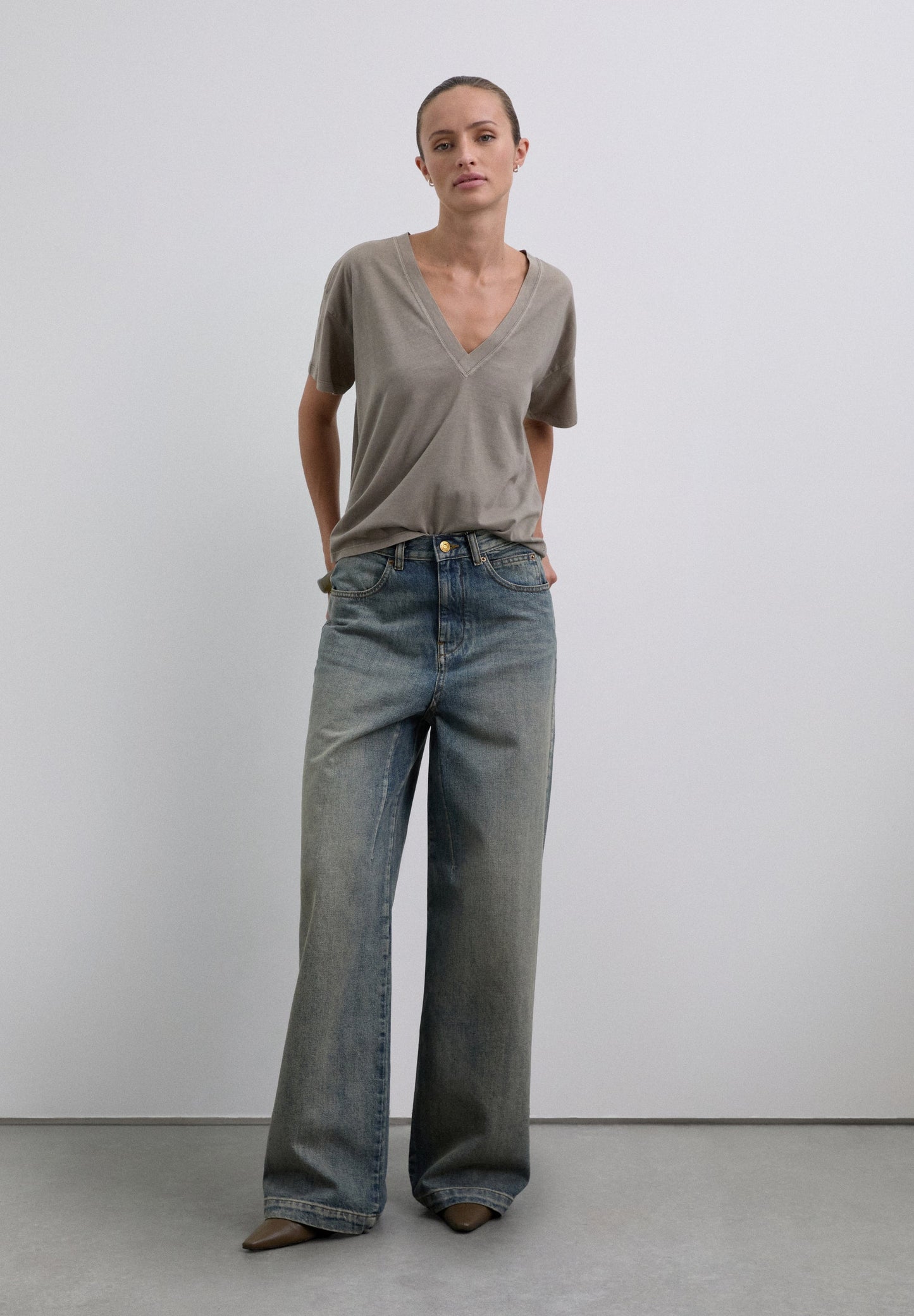 CAMISETA BÁSICA CUELLO PICO