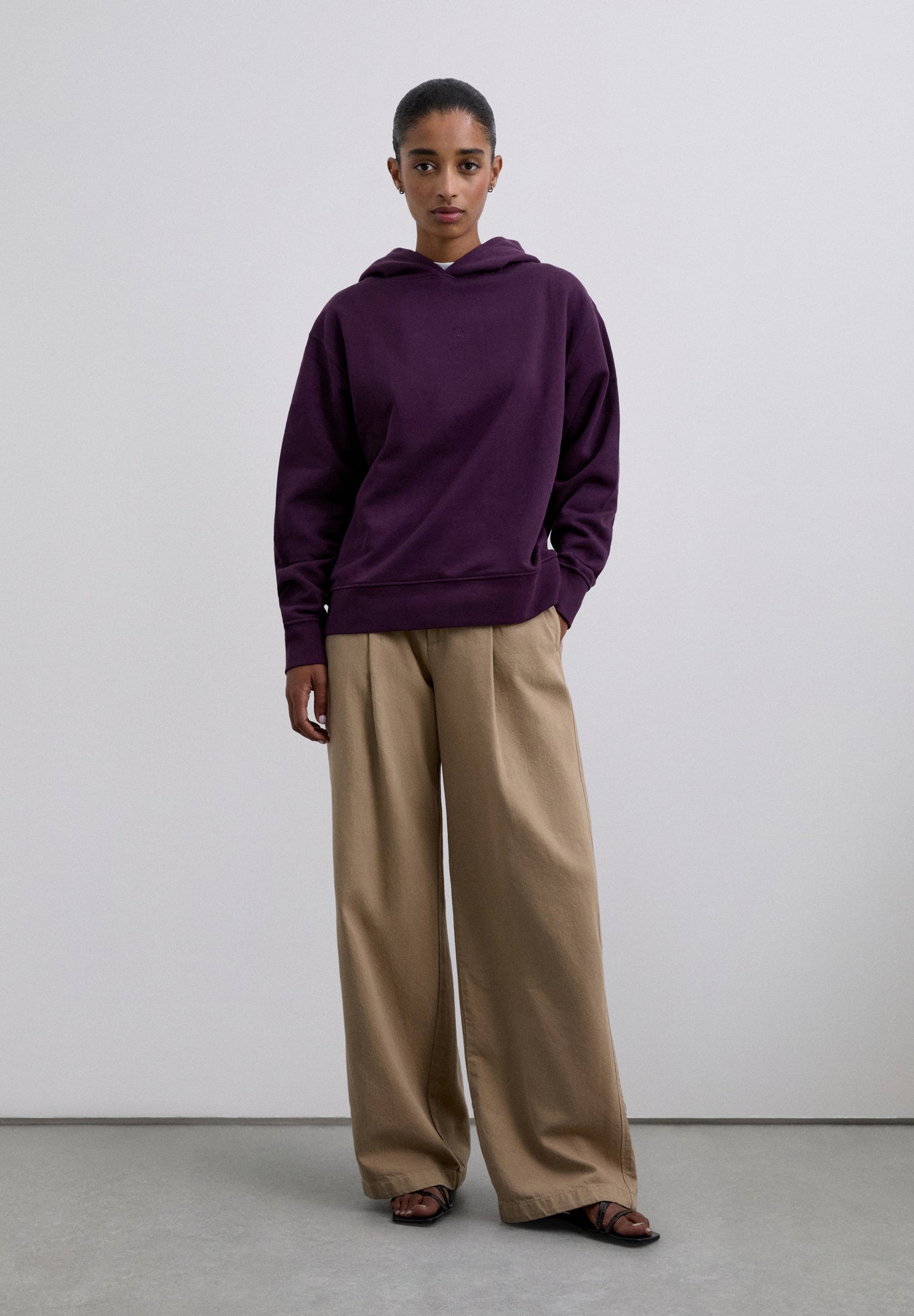 SUDADERA BÁSICA CALAVERA CAPUCHA