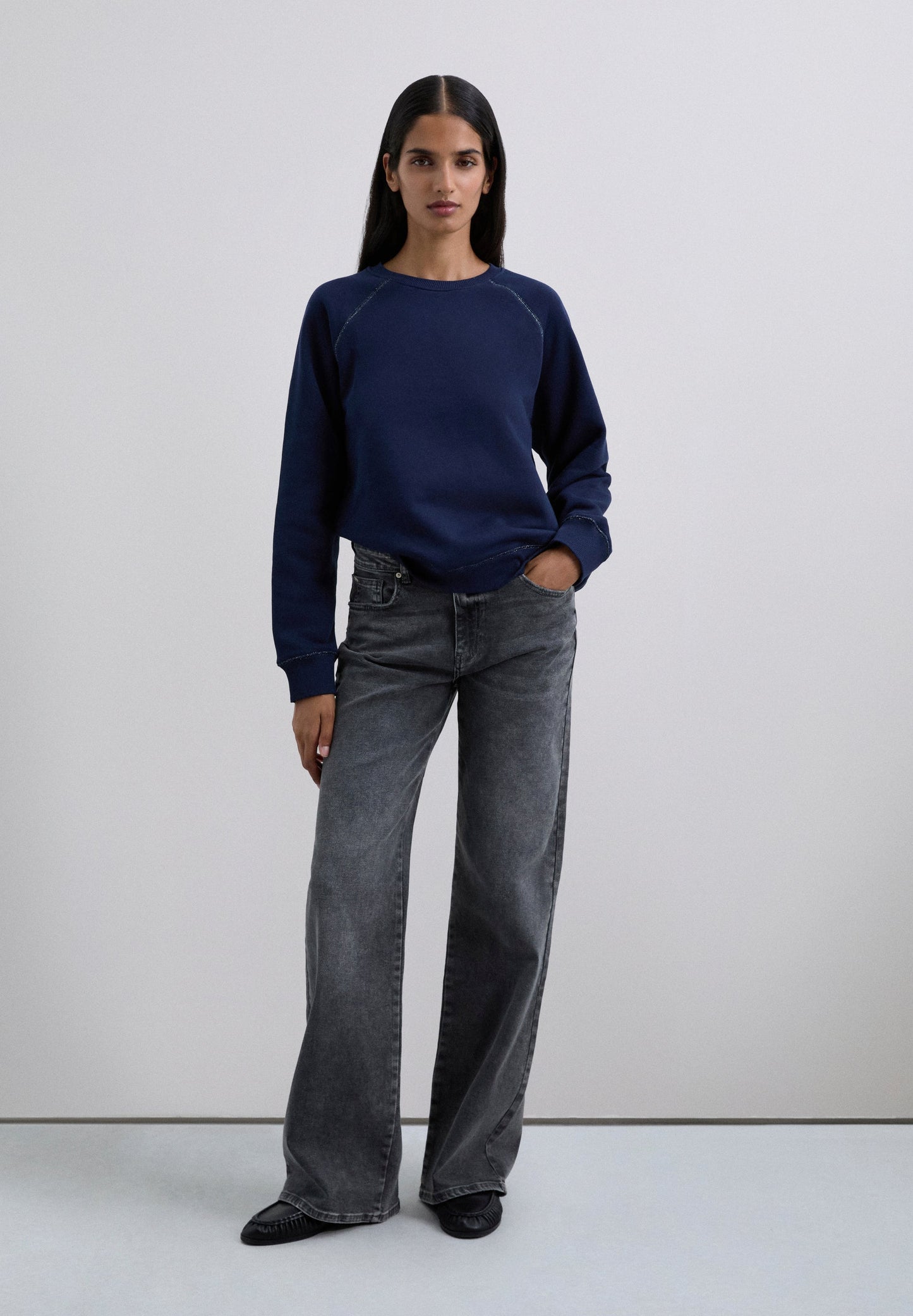 SUDADERA LOGO BORDADO TRASERO