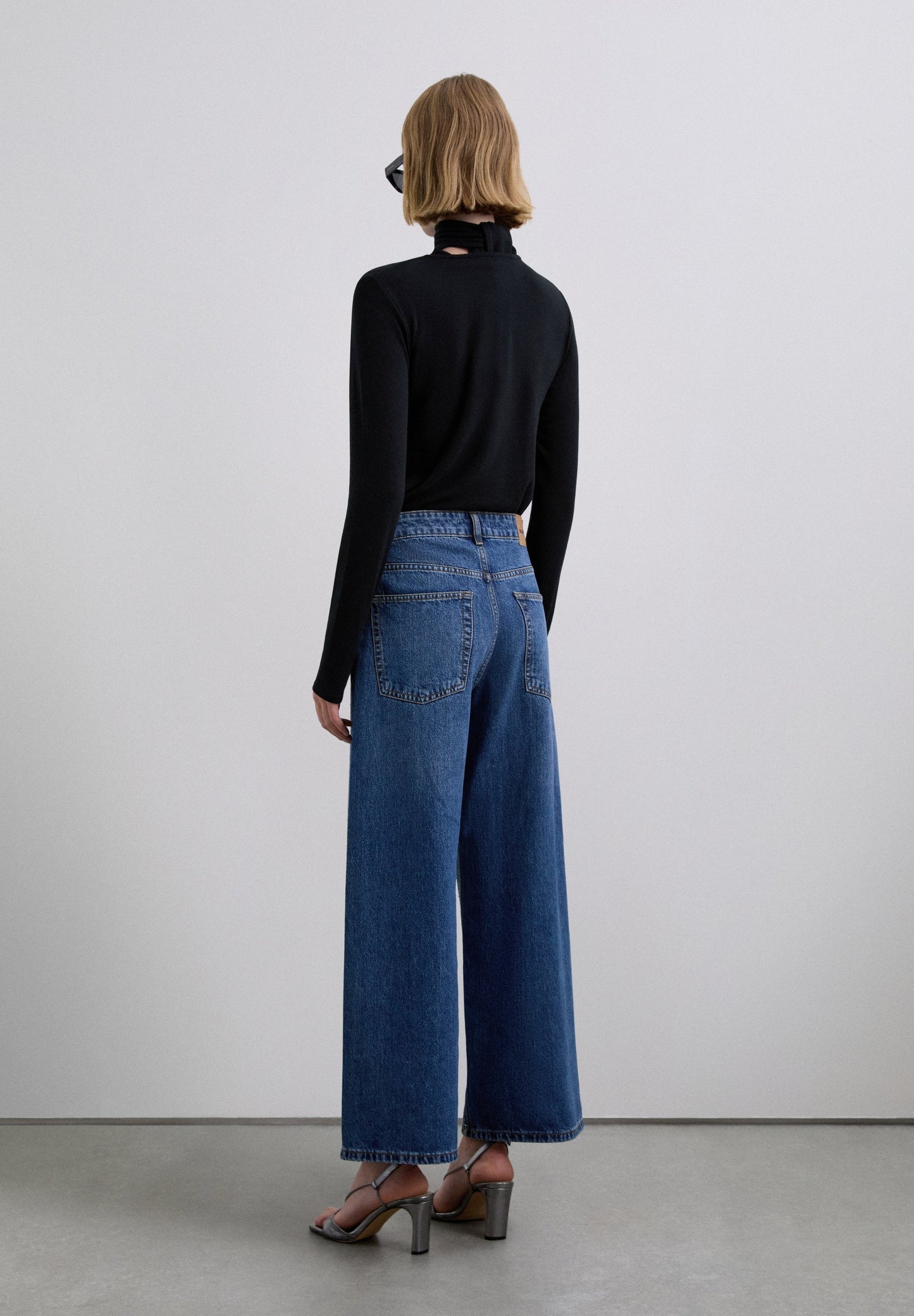 JEANS RECTOS TACHUELAS