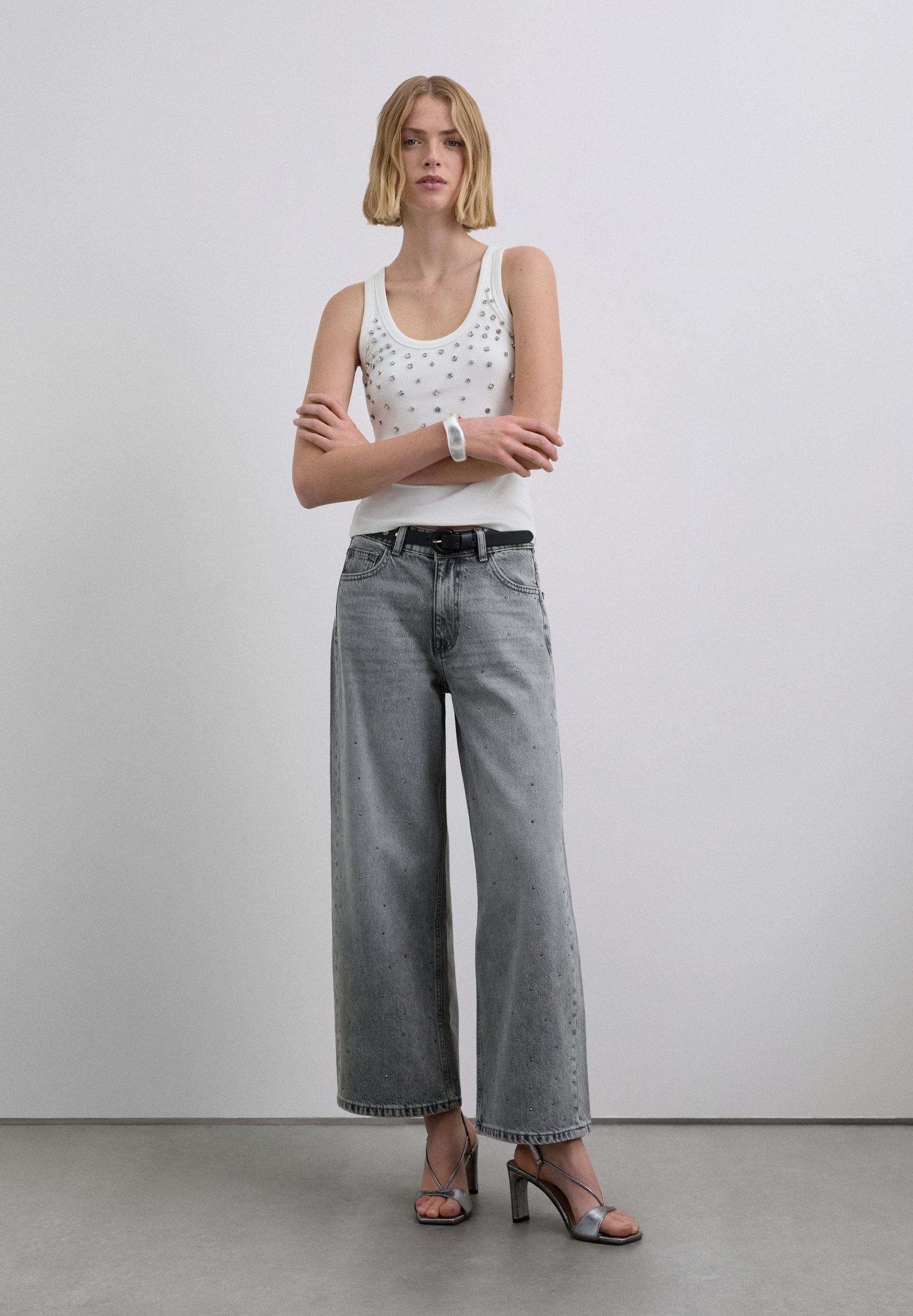 JEANS RECTOS TACHUELAS