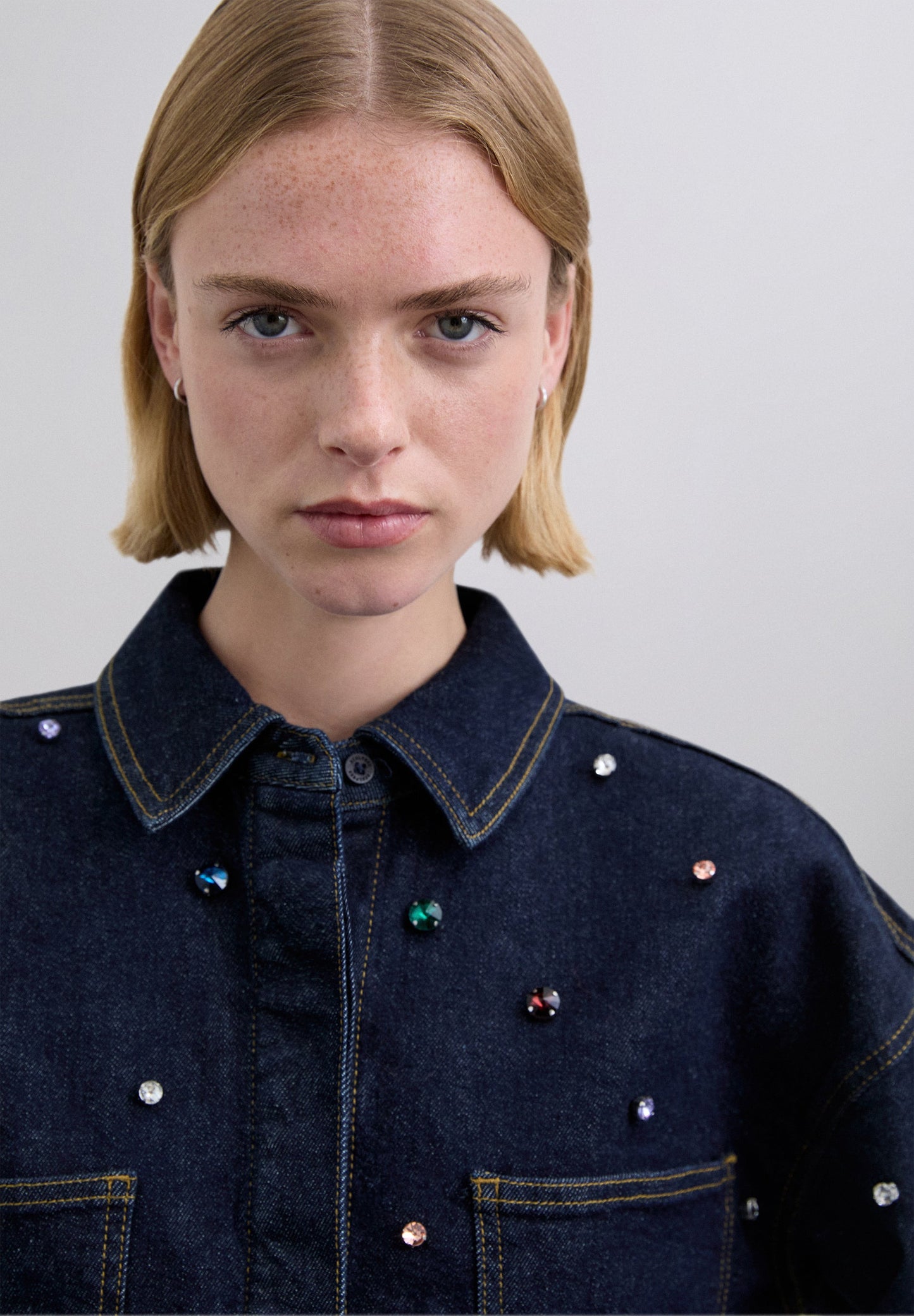 CHAQUETA DENIM CON ABALORIOS