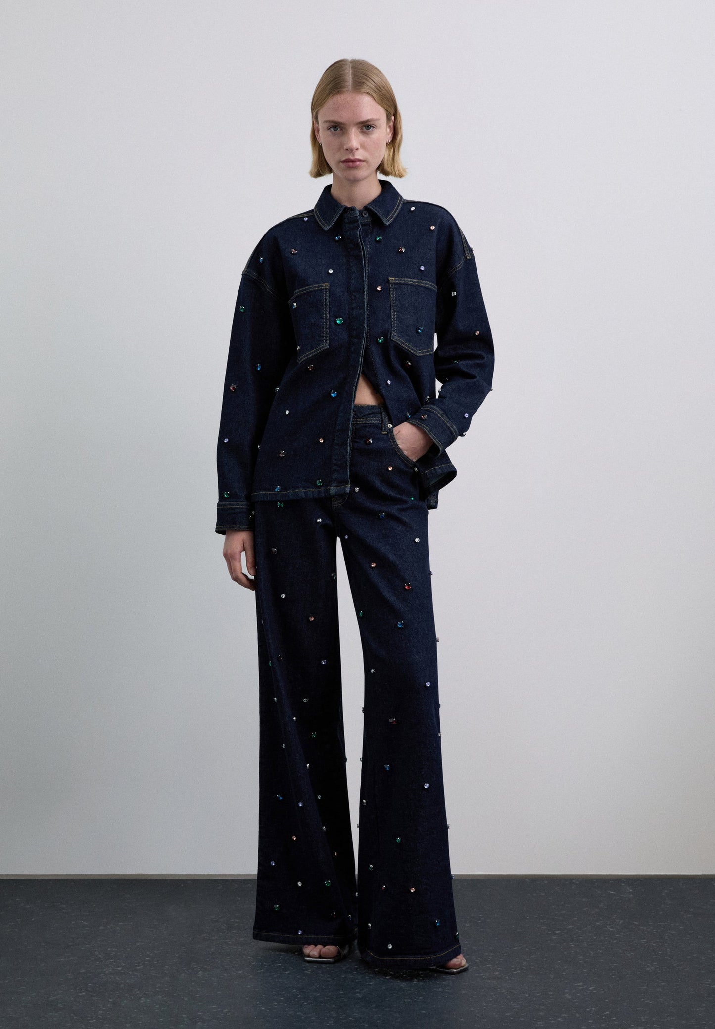 PANTALÓN DENIM CON ABALORIOS