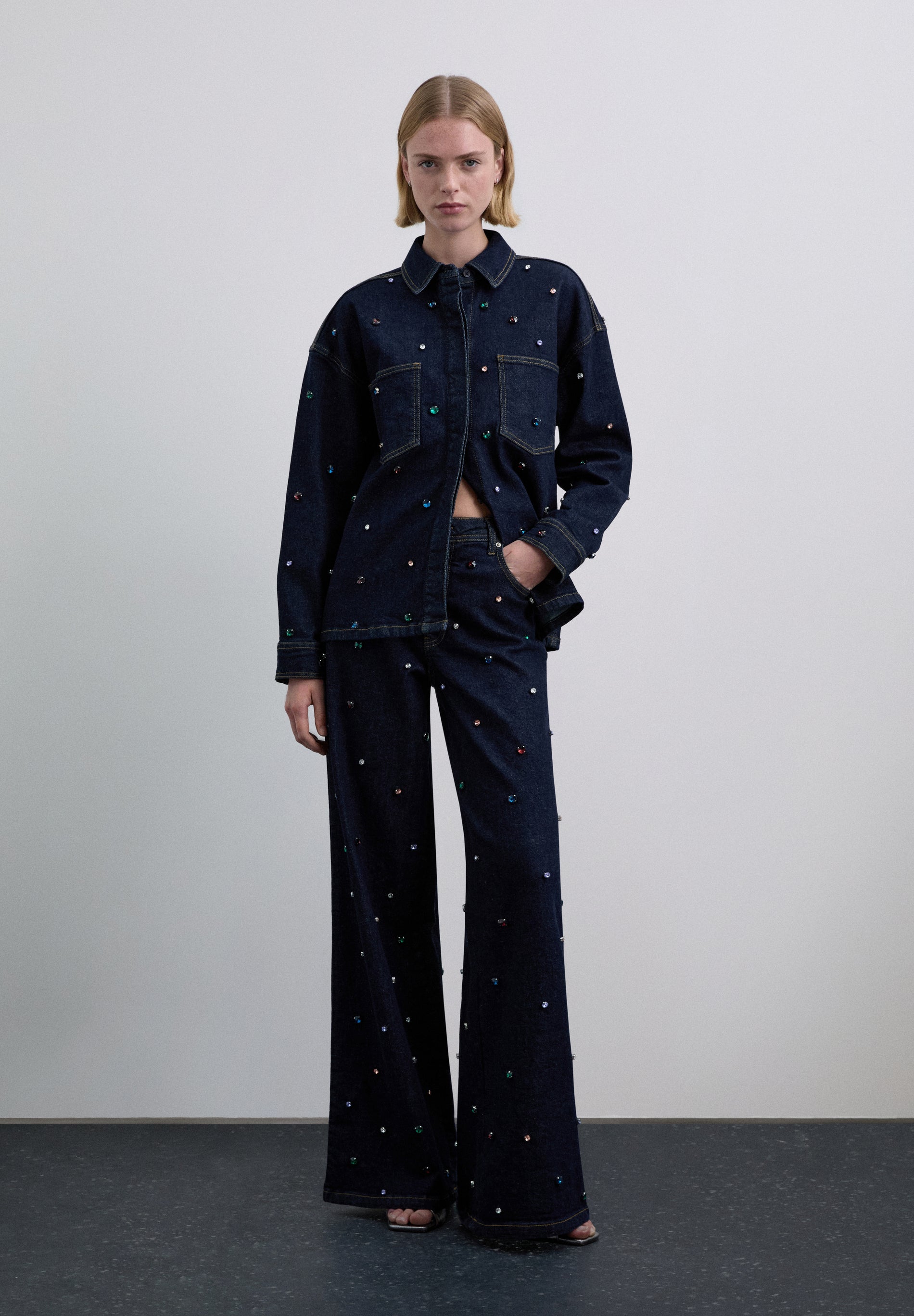 PANTALÓN DENIM CON ABALORIOS