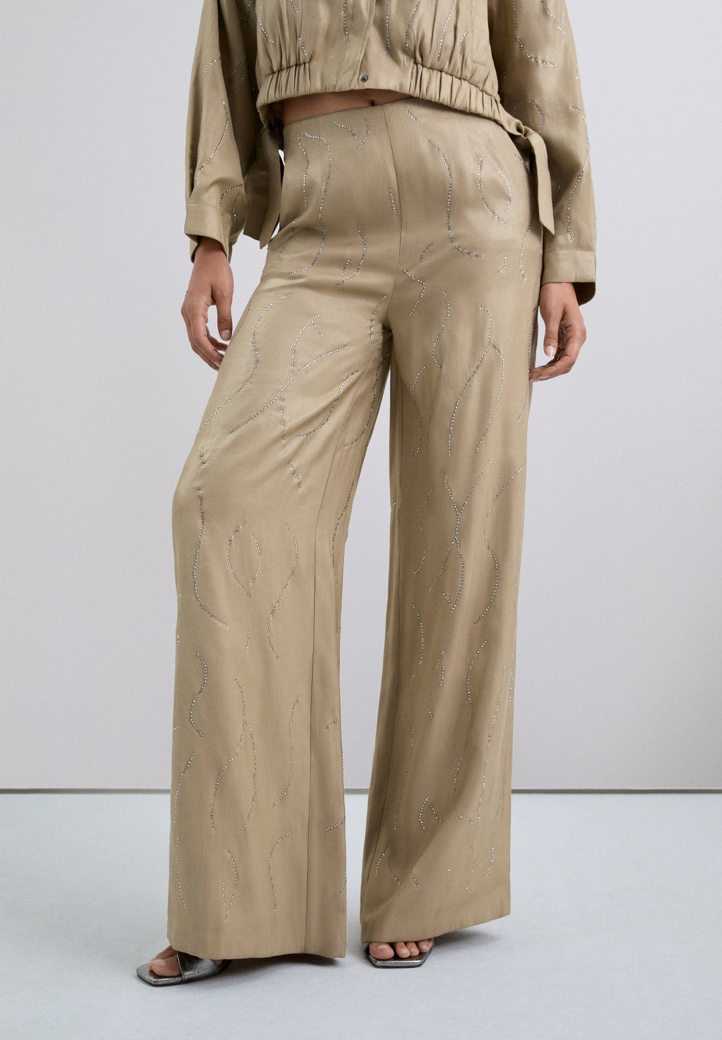 PANTALÓN FLUIDO CON PIEDRAS STRASS