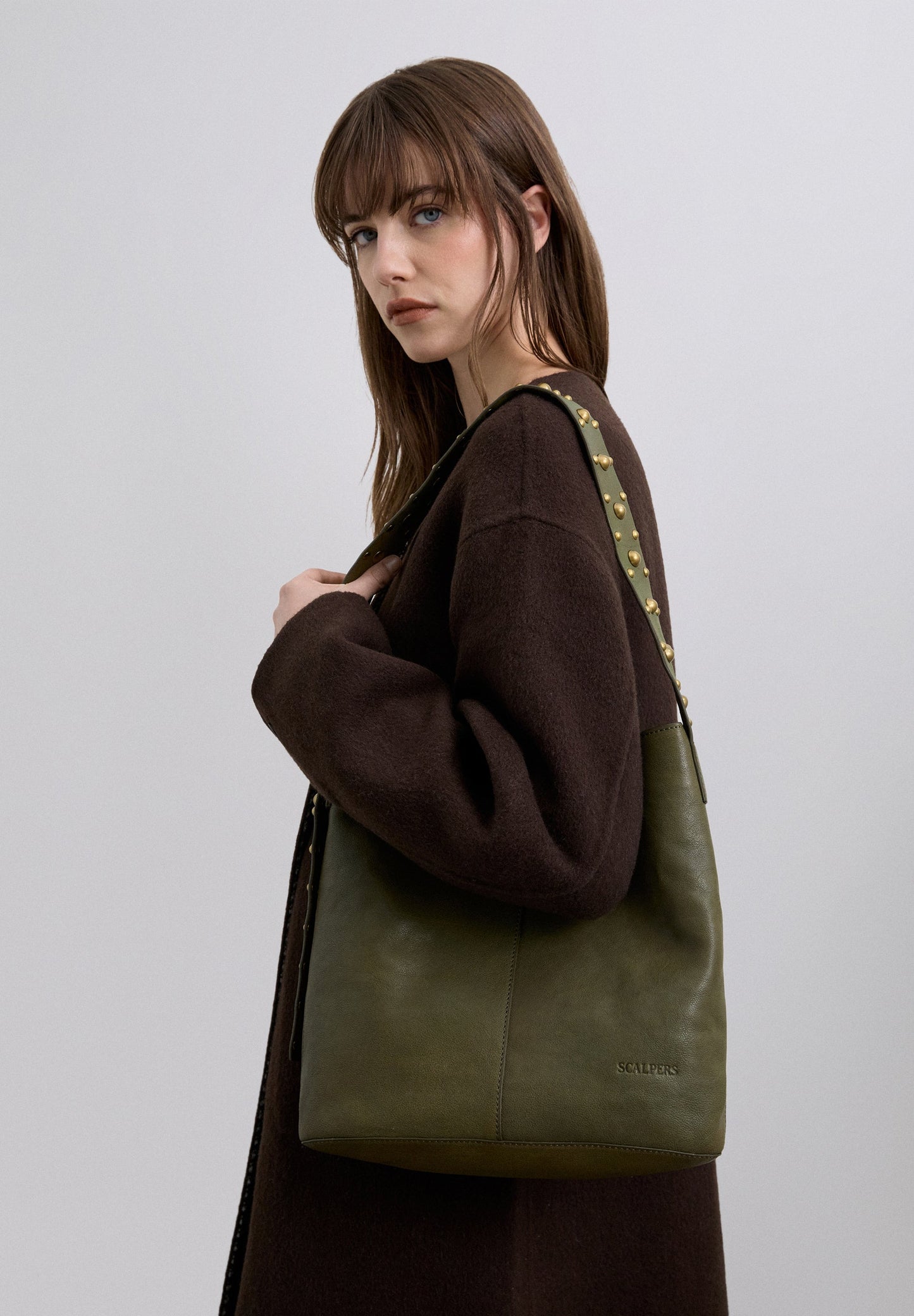 BOLSO PIEL TACHUELAS