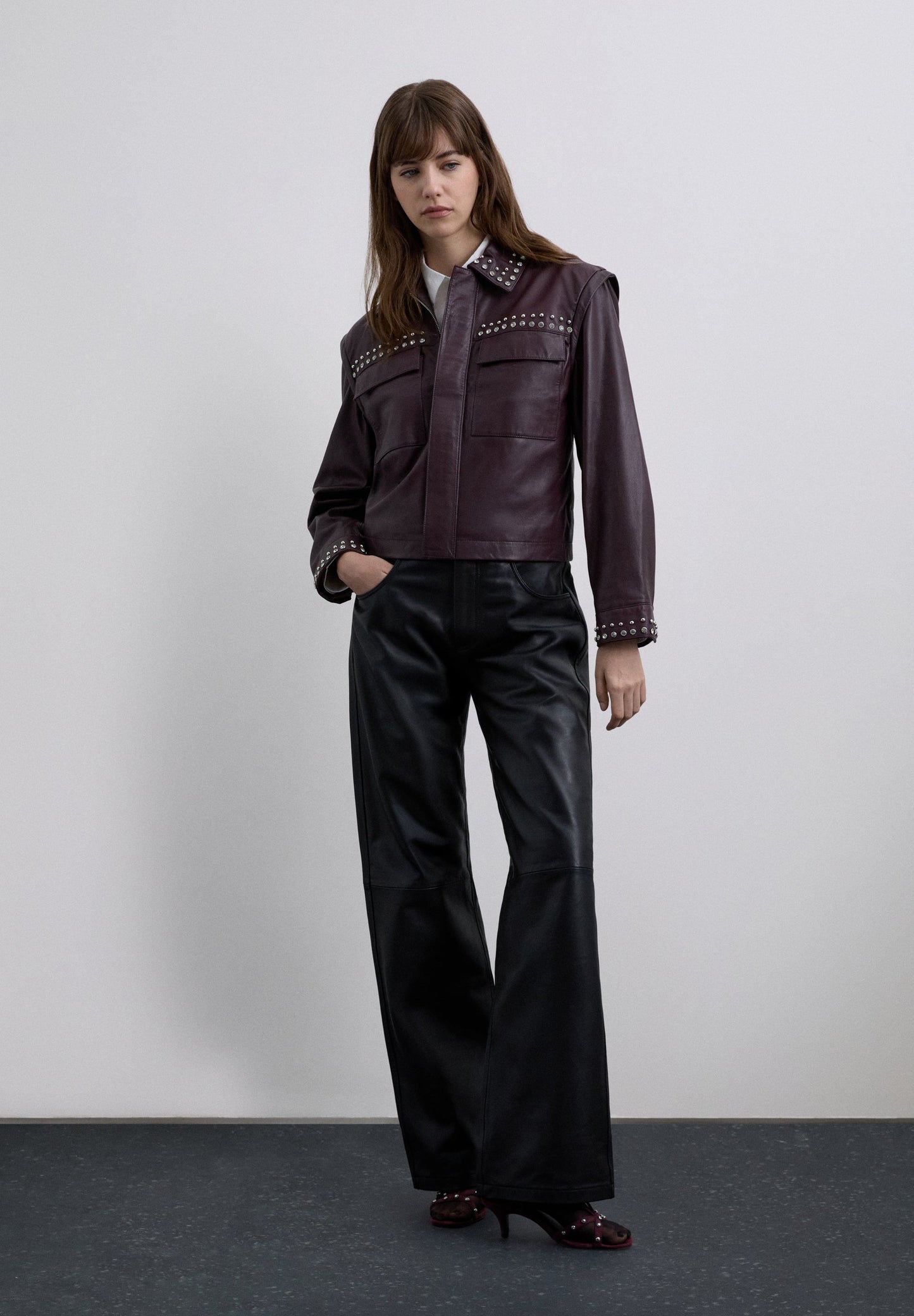 CHAQUETA BURDEOS TACHUELAS PIEL