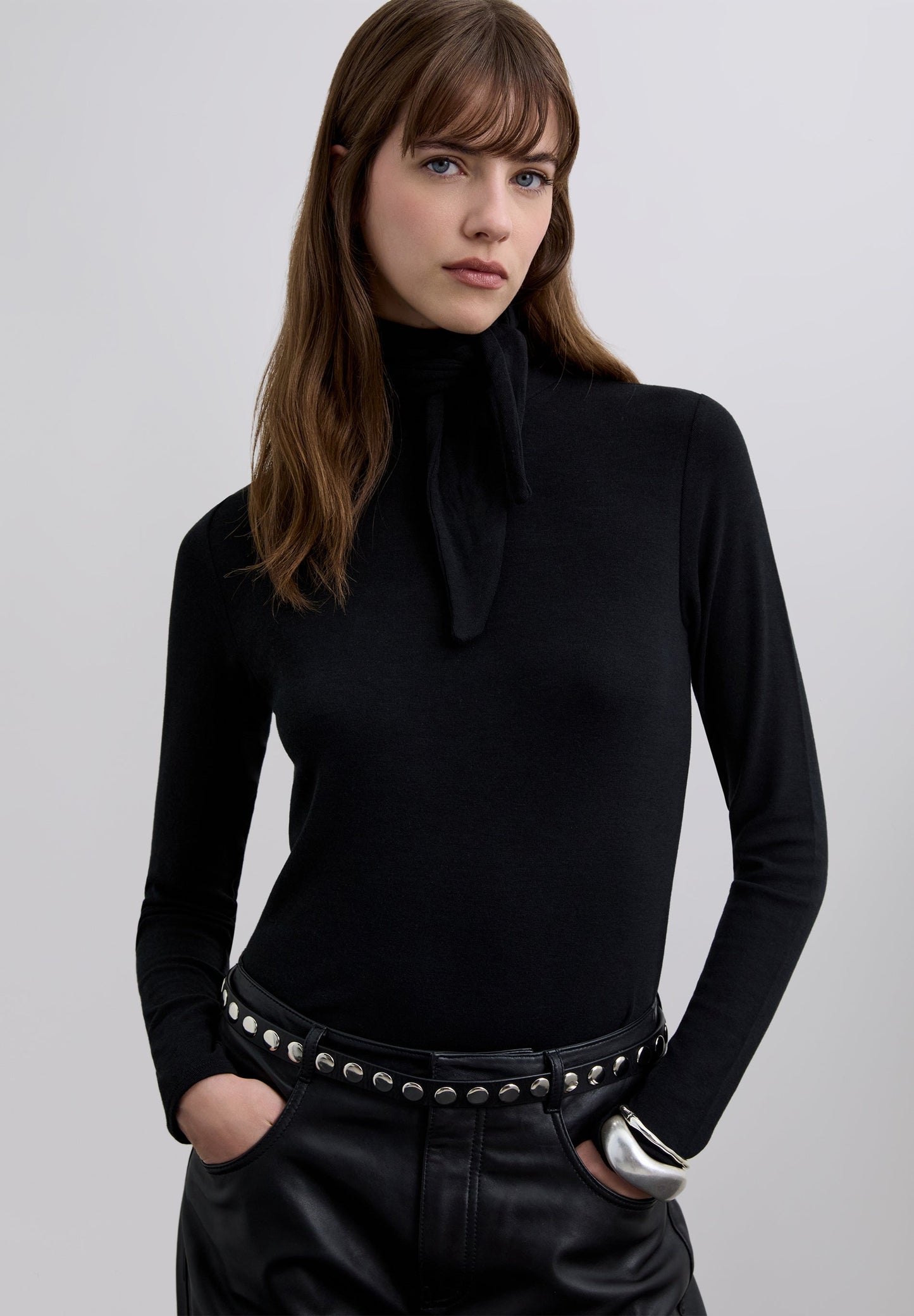CAMISETA CUELLO VUELTO CON LAZADA