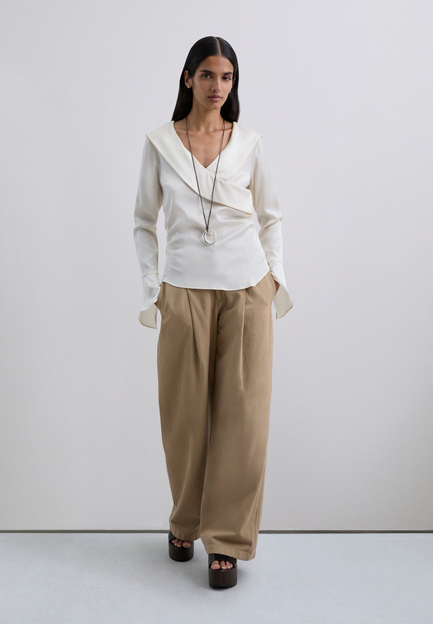 CAMISA SATINADA ASIMÉTRICA