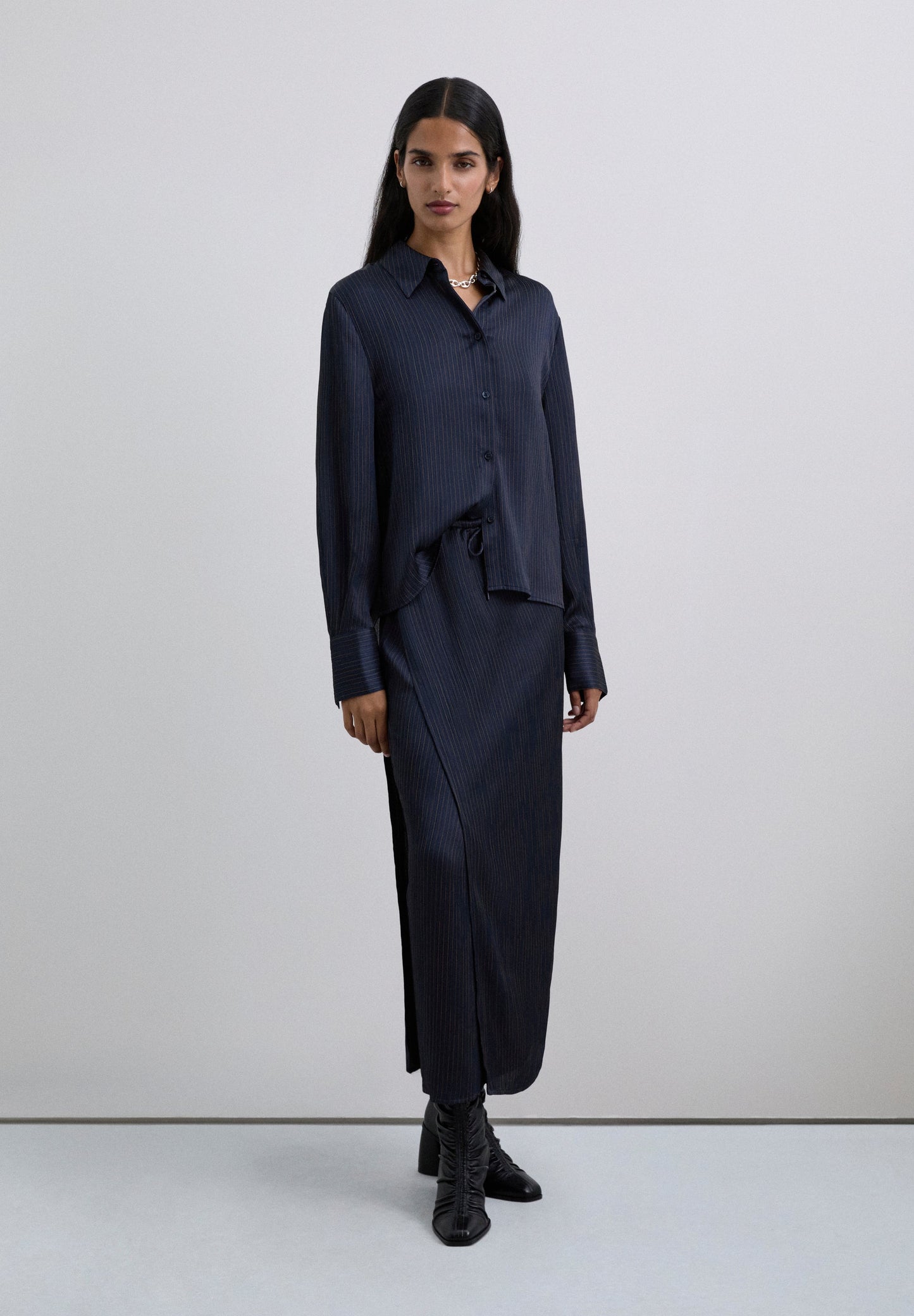 CAMISA RAYA DIPLOMÁTICA FLUIDA