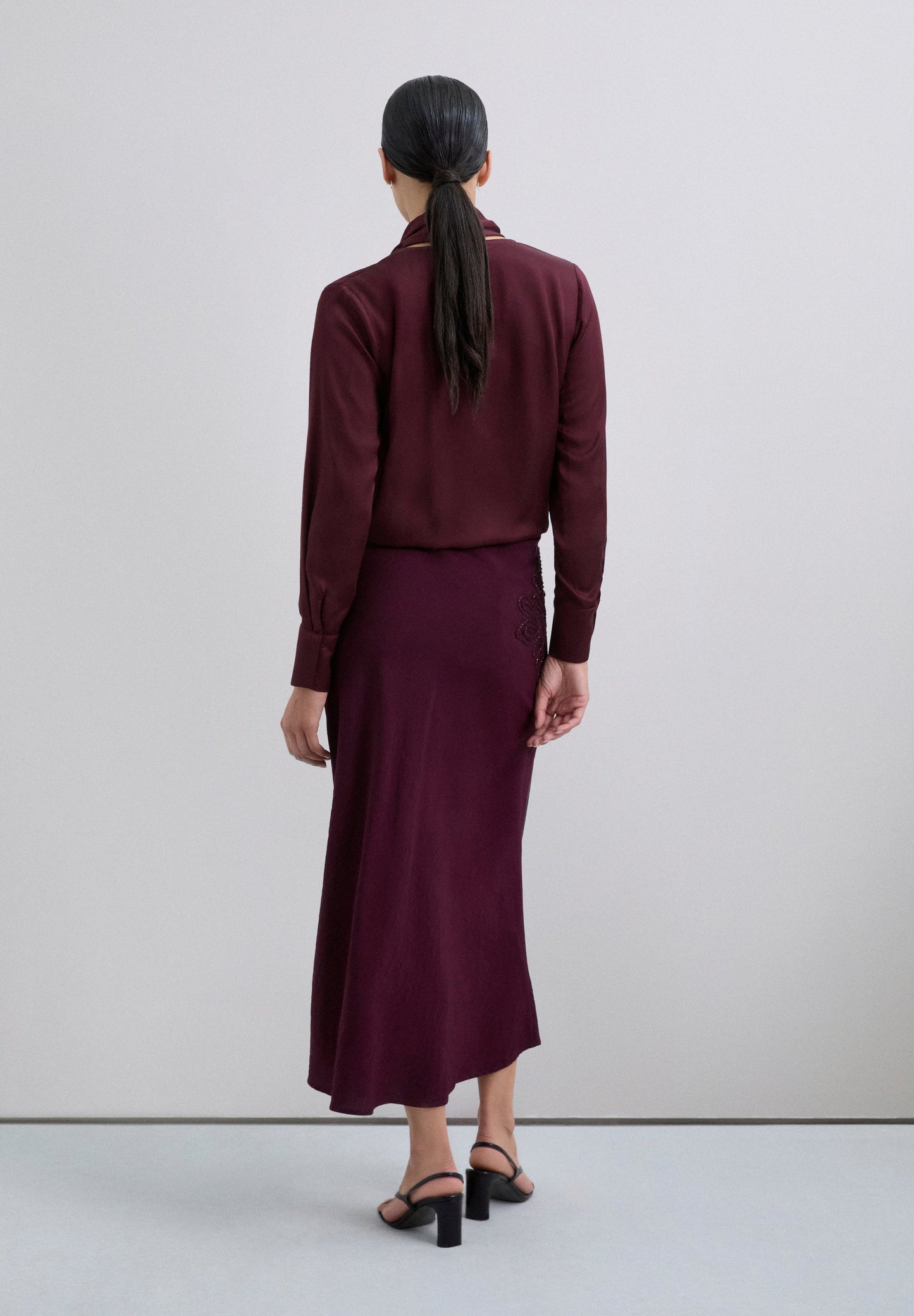 FALDA AL BIES CON BORDADO