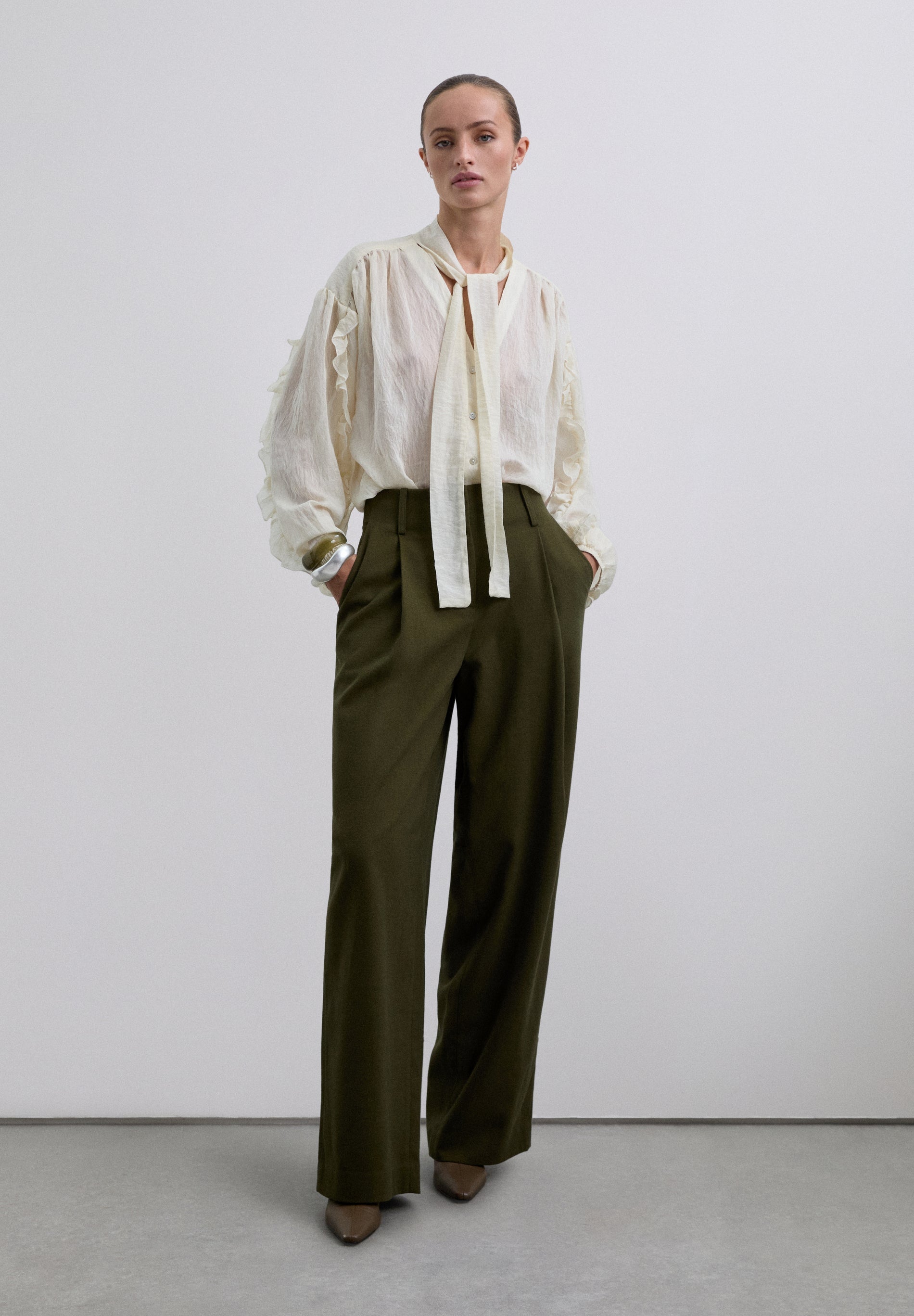 PANTALÓN PINZAS BOLSILLOS