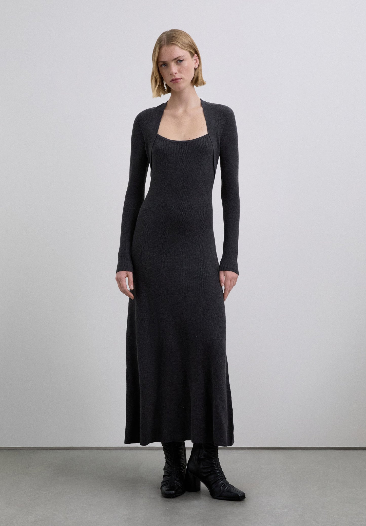 VESTIDO MIDI ESTRUCTURADO