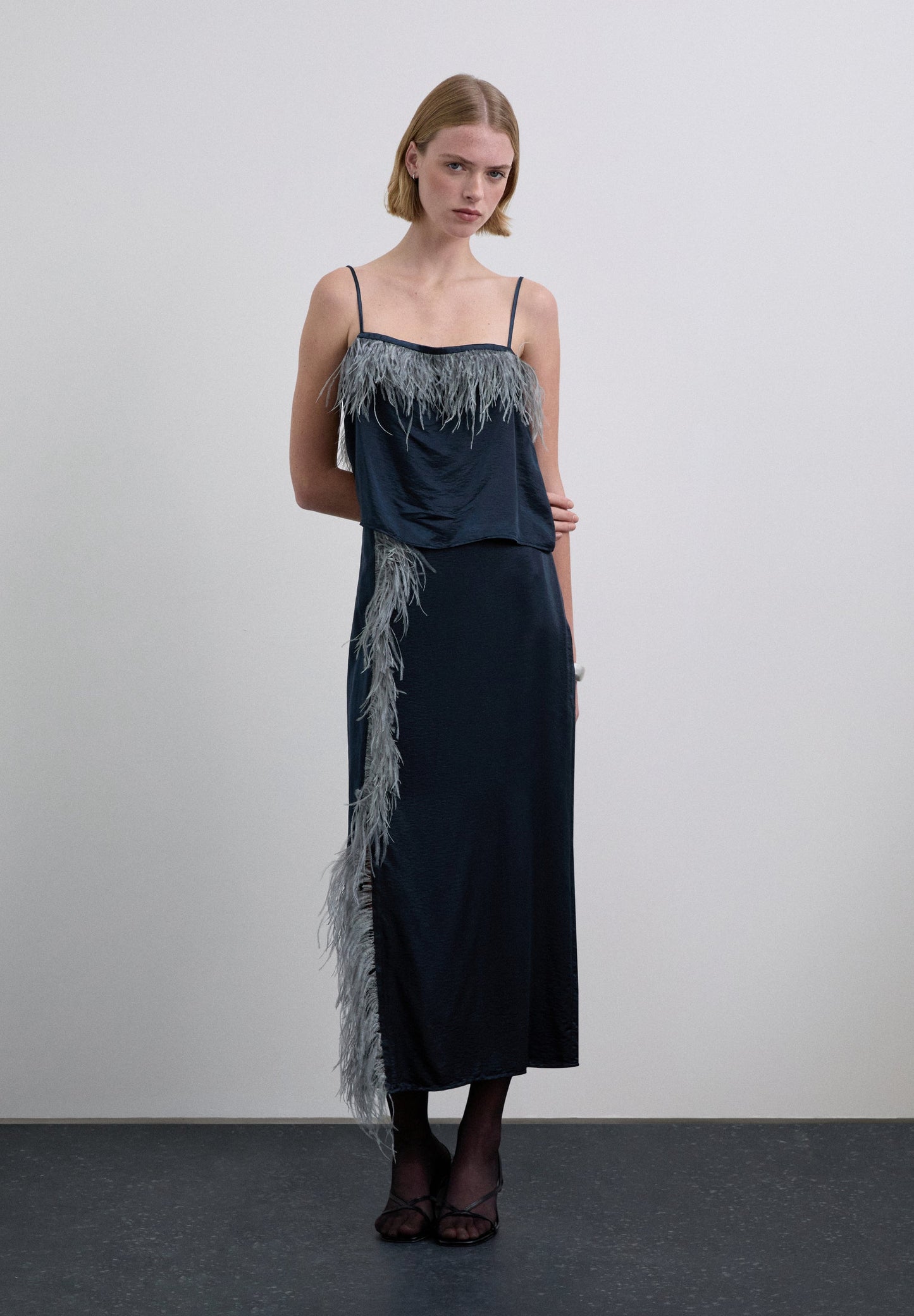 TOP SATINADO DETALLES PLUMAS