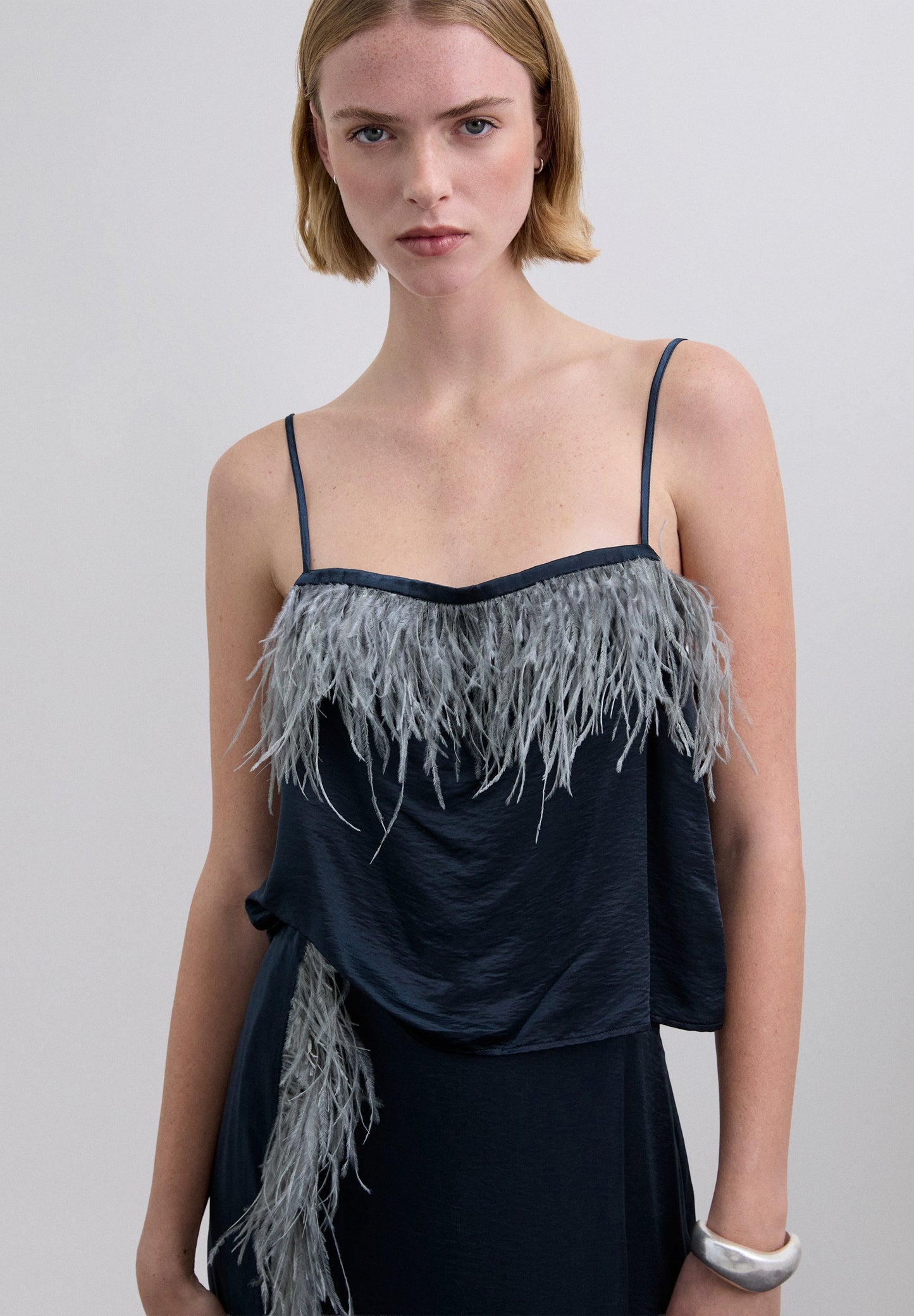 TOP SATINADO DETALLES PLUMAS