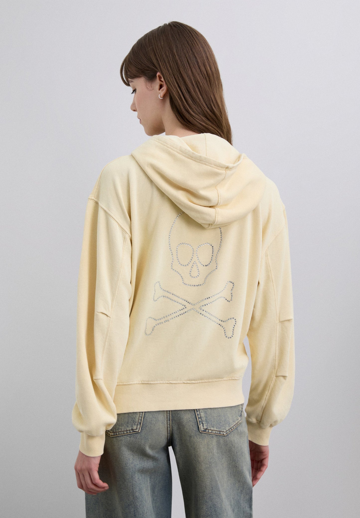 SUDADERA LAVADA CALAVERA TACHUELAS