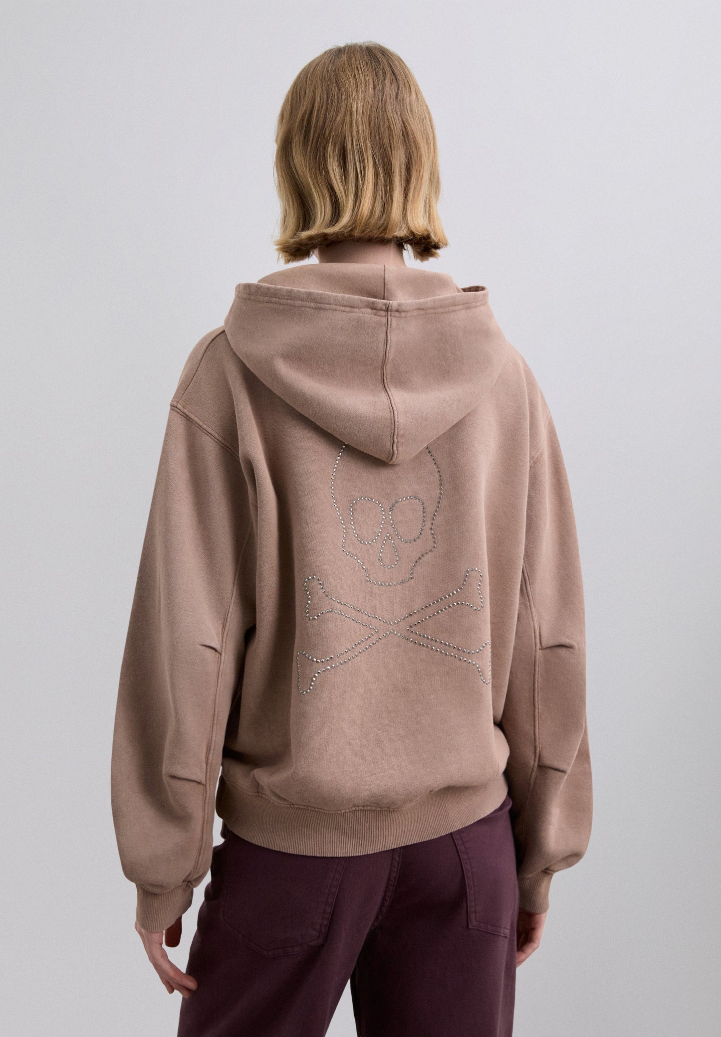 SUDADERA LAVADA CALAVERA TACHUELAS