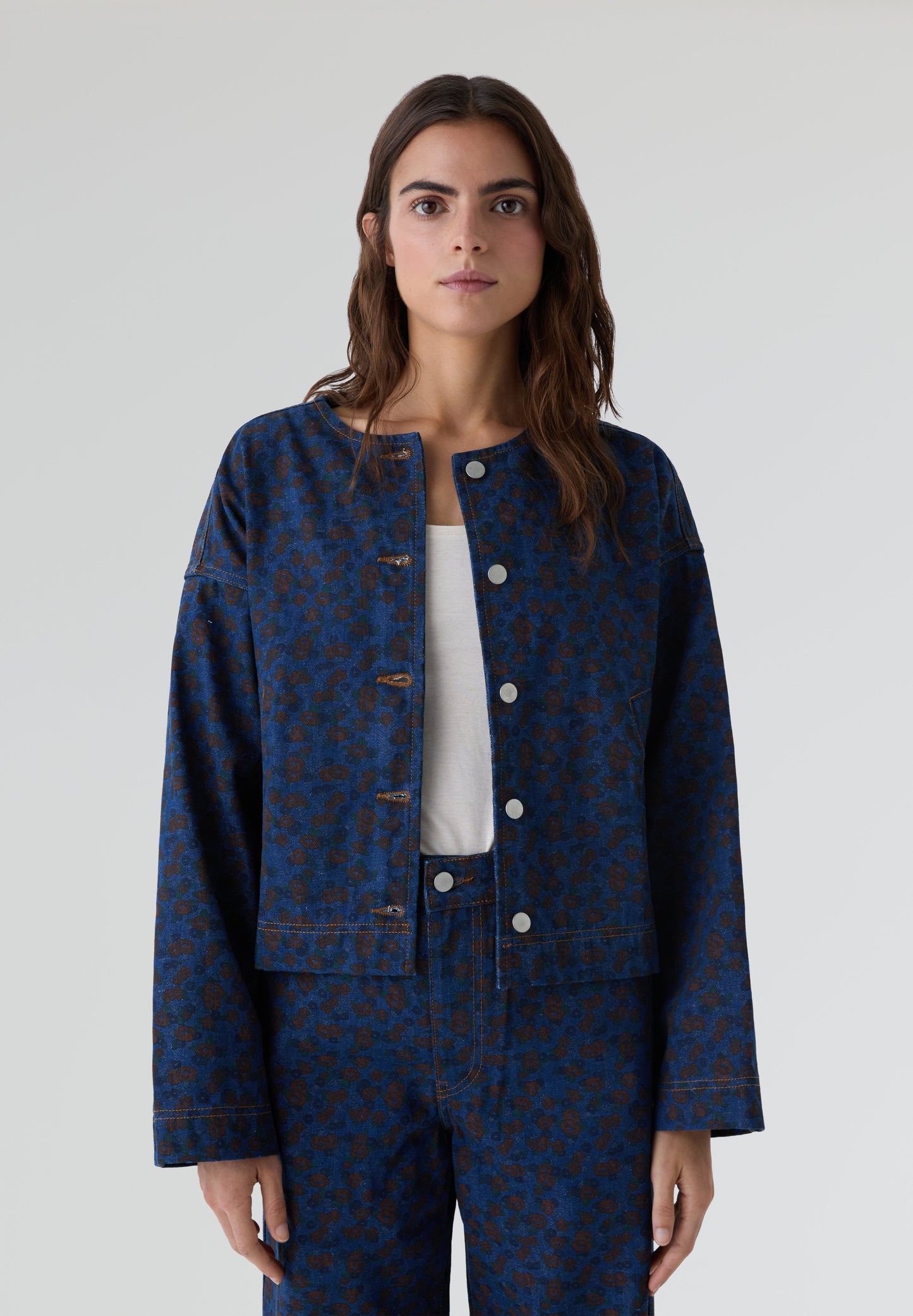 THE TINY BIG SISTER | CHAQUETA FLOWERS CROPPED