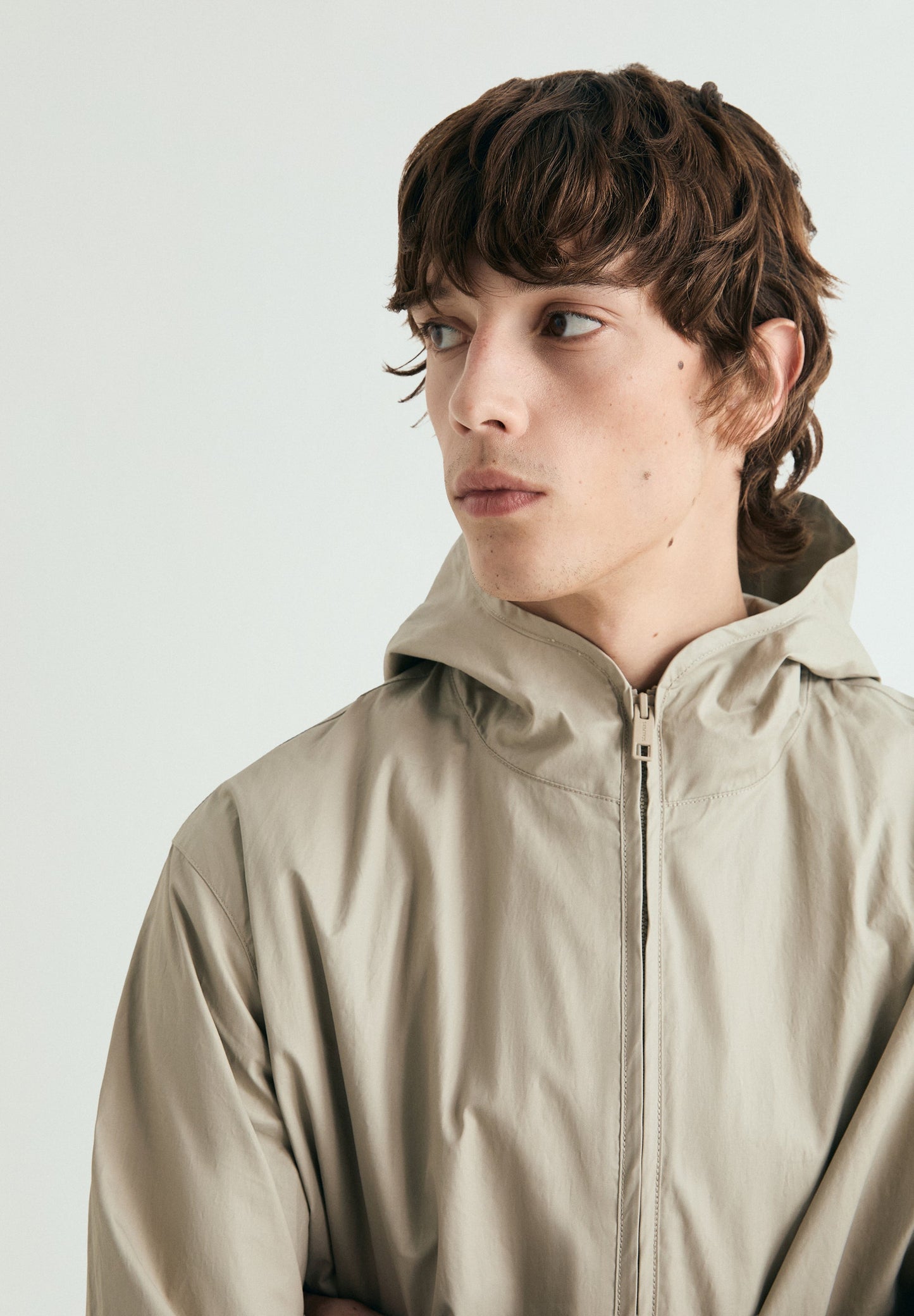 CHAQUETA CON CAPUCHA MESH