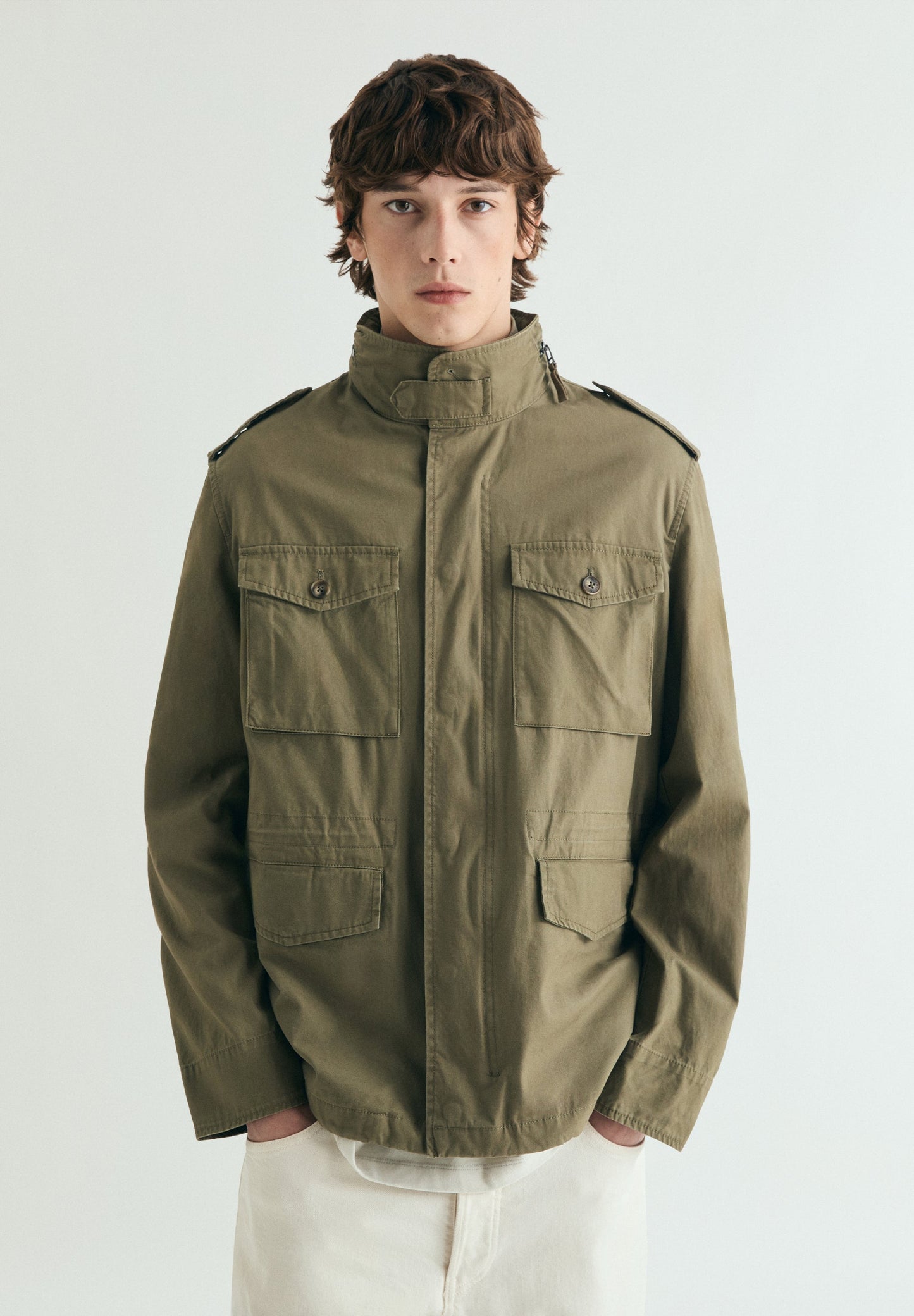 CHAQUETA MILITAR CON CAPUCHA OCULTA