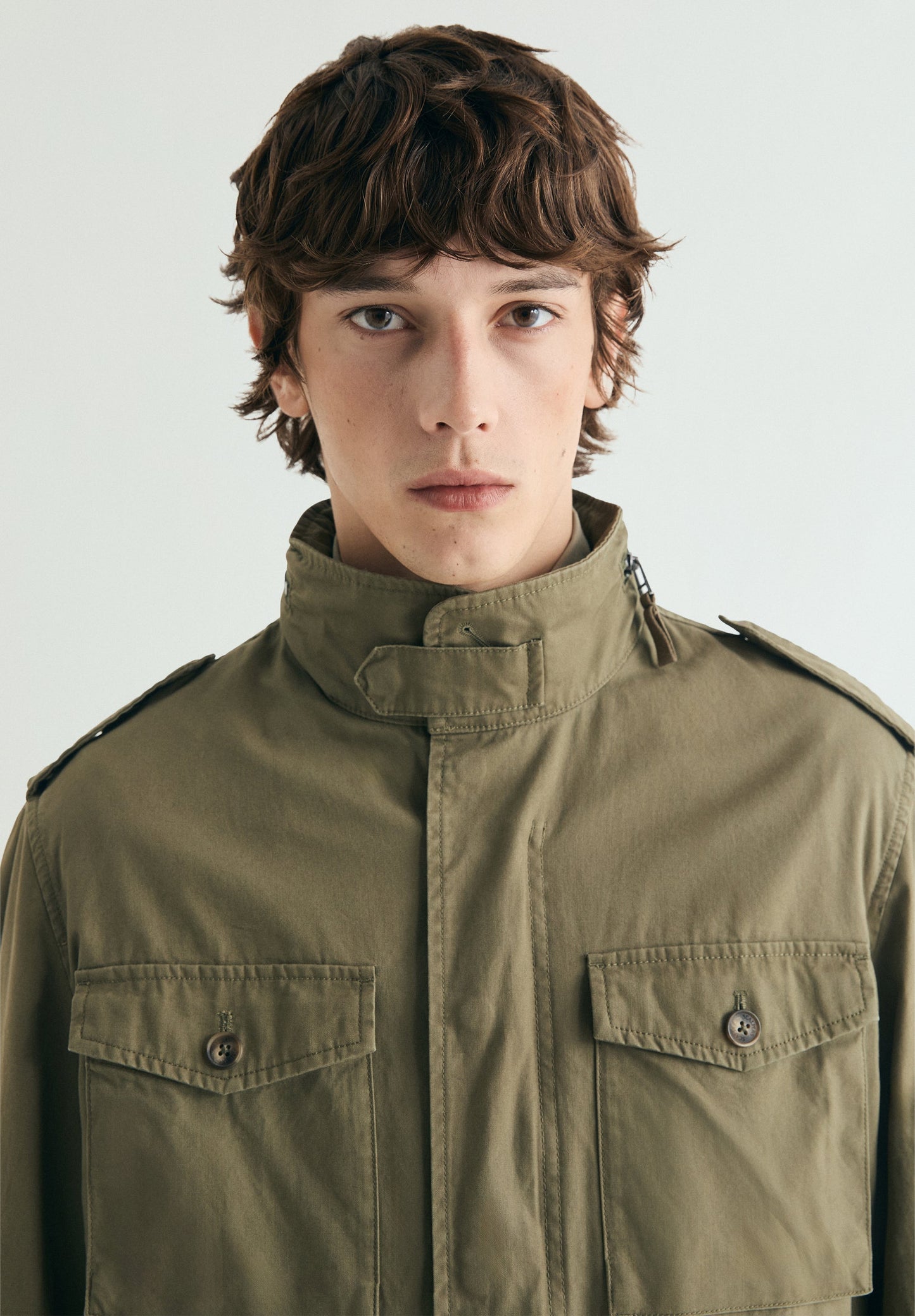 CHAQUETA MILITAR CON CAPUCHA OCULTA