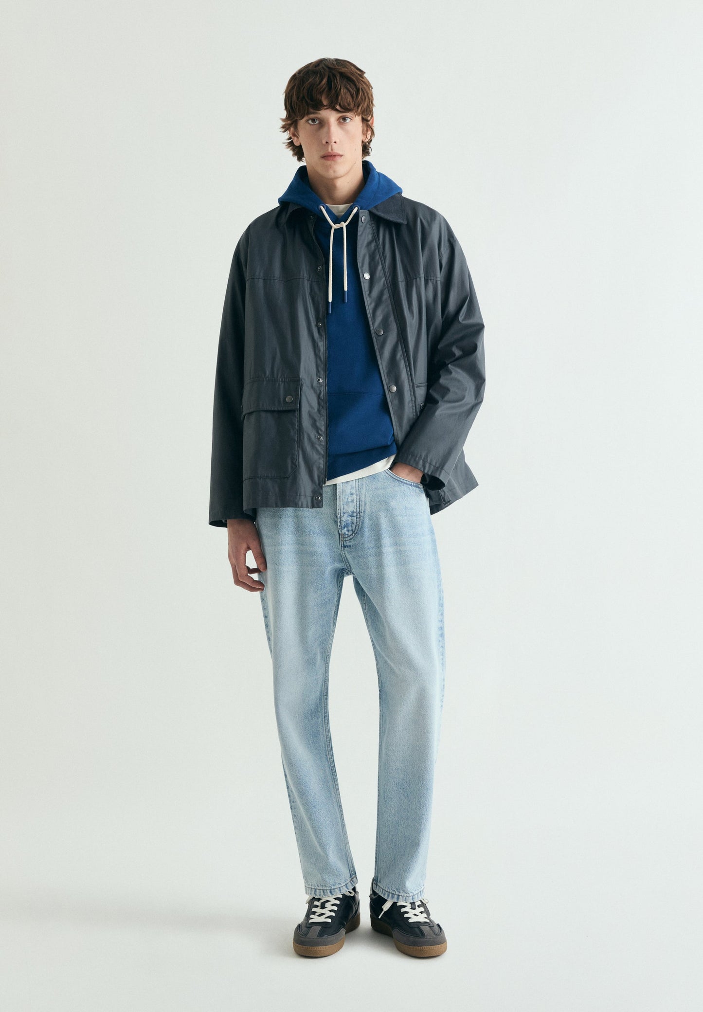 SUDADERA BORDADA CON CAPUCHA