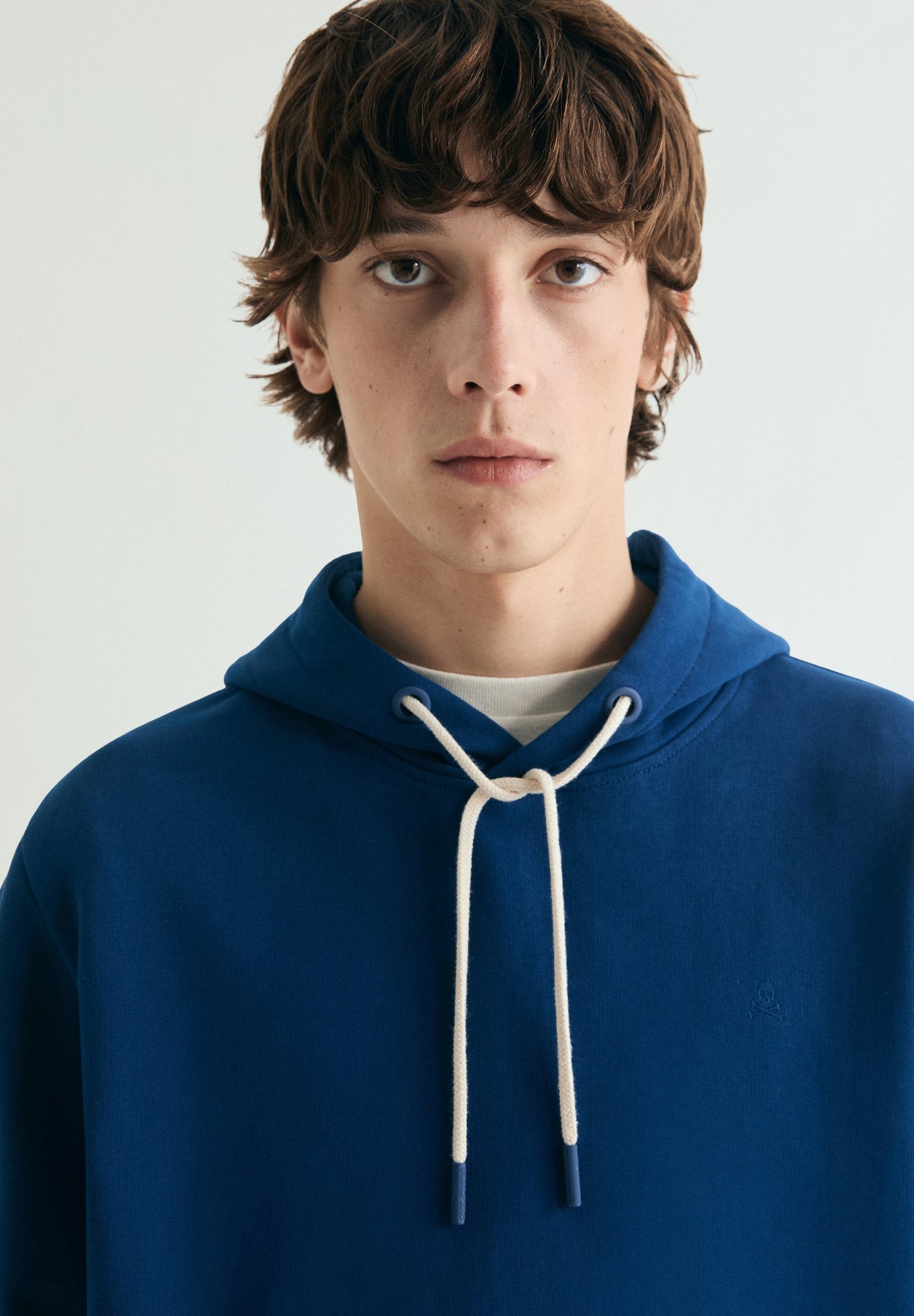 SUDADERA BORDADA CON CAPUCHA