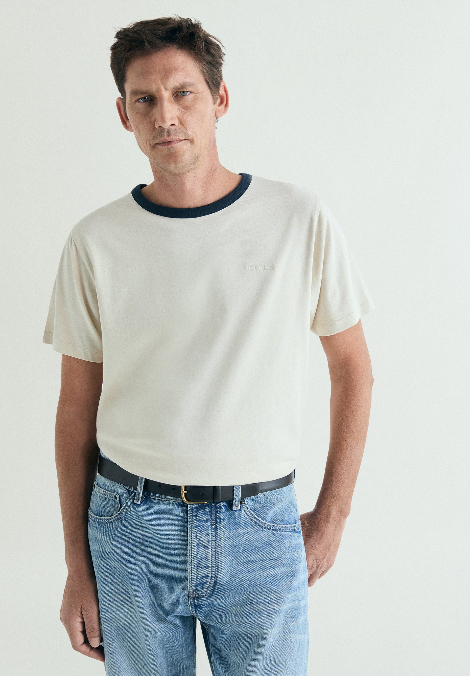 CAMISETA CUELLO CONTRASTE