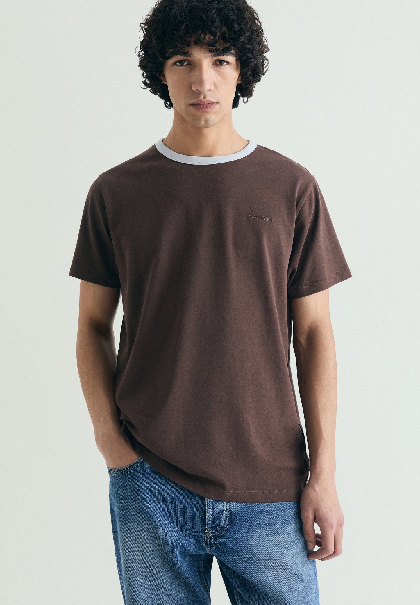 CAMISETA CUELLO CONTRASTE