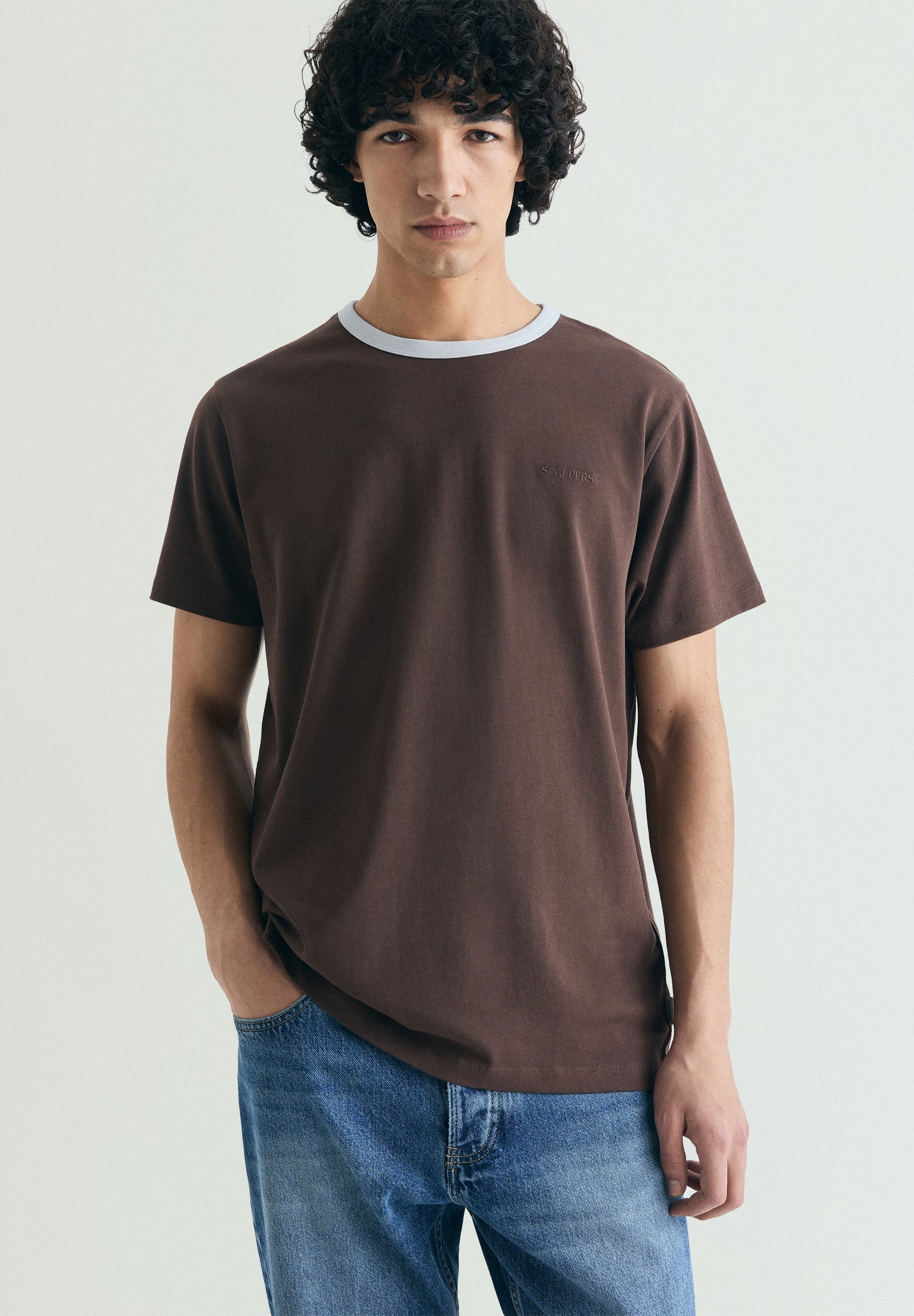CAMISETA CUELLO CONTRASTE