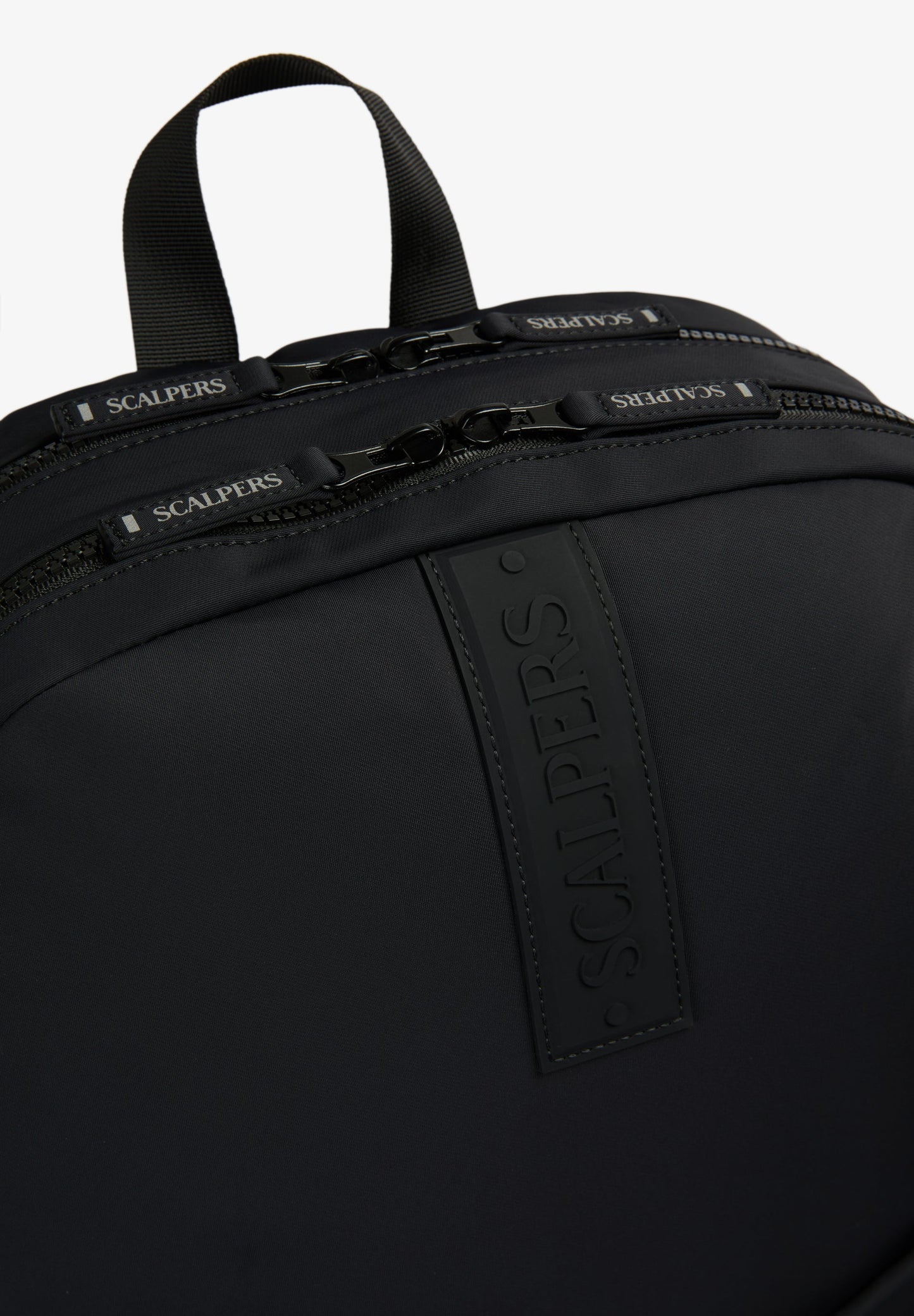 MOCHILA TÉCNICA CON BOLSILLOS