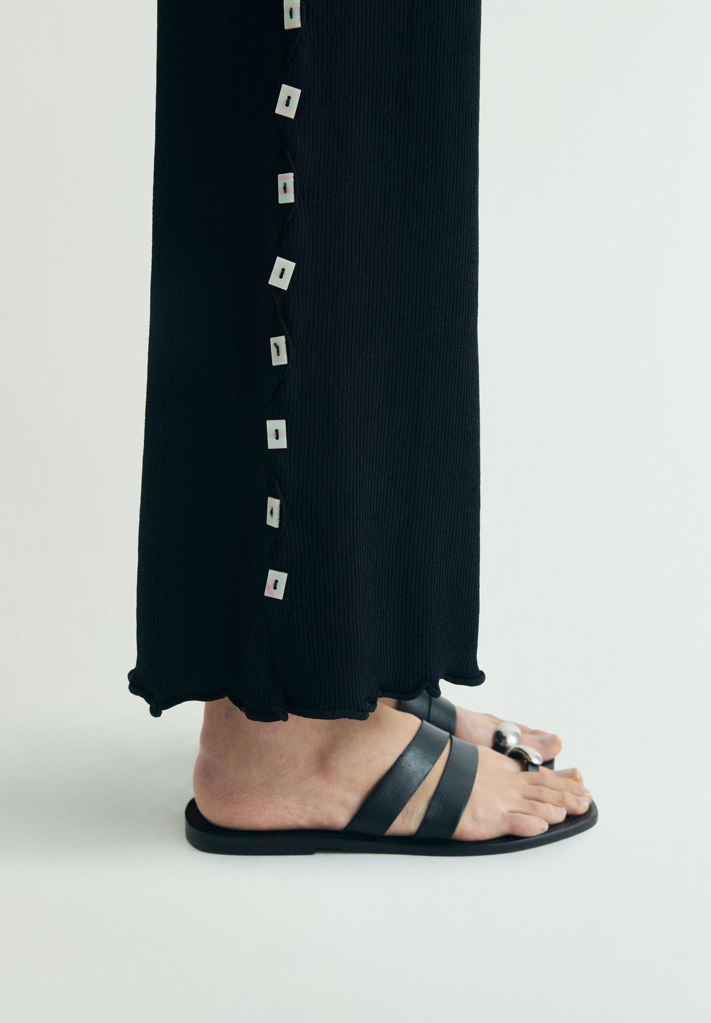 PANTALÓN DE PUNTO APLIQUES LATERALES