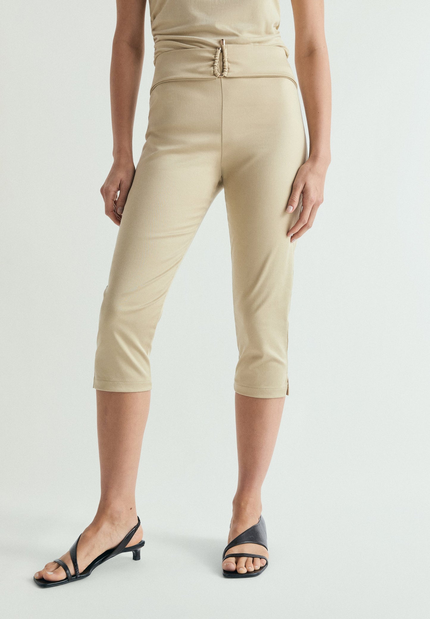 PANTALÓN CAPRI CINTURÓN