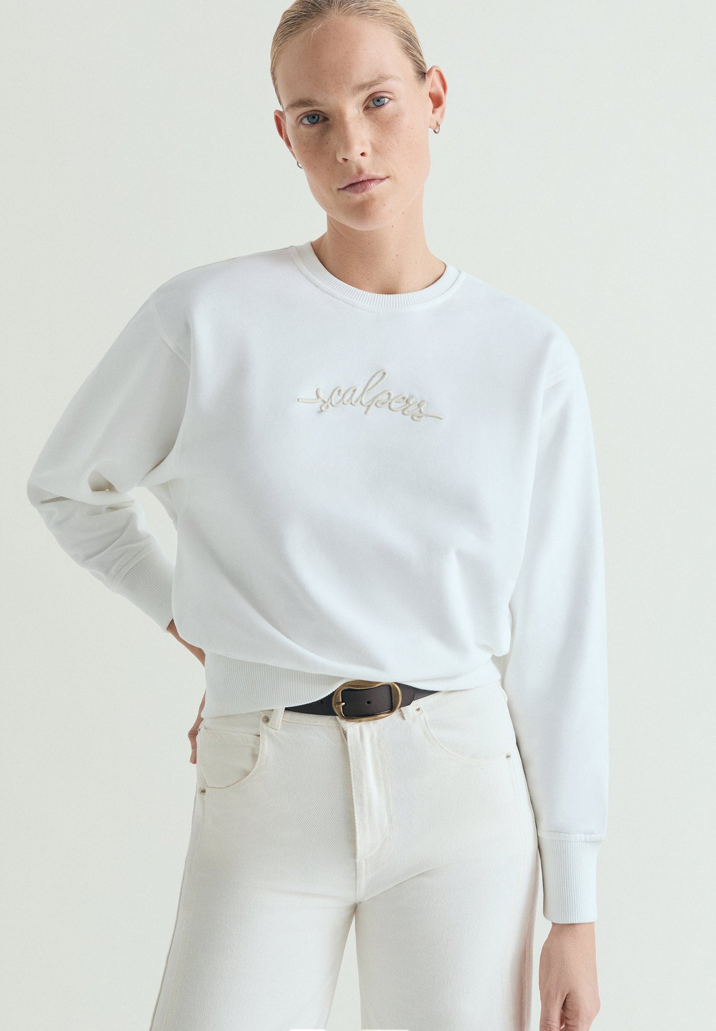 SUDADERA DETALLES BORDADOS