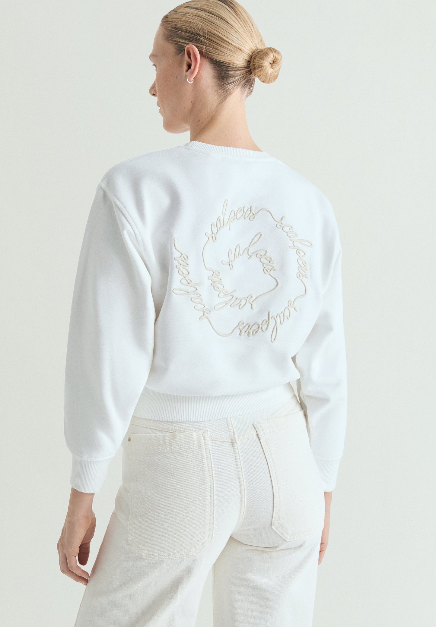SUDADERA DETALLES BORDADOS