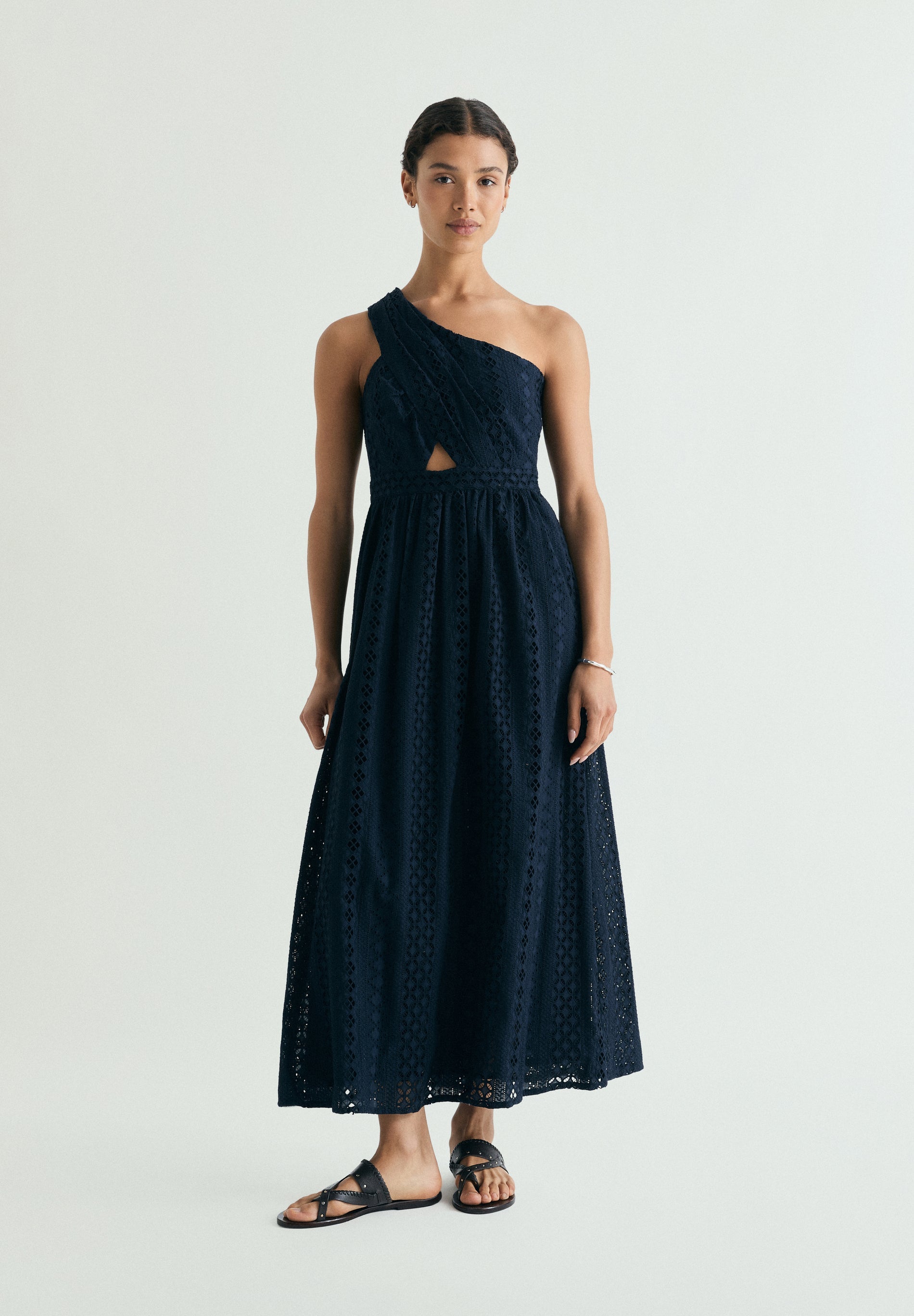 VESTIDO MIDI ASIMÉTRICO BORDADO