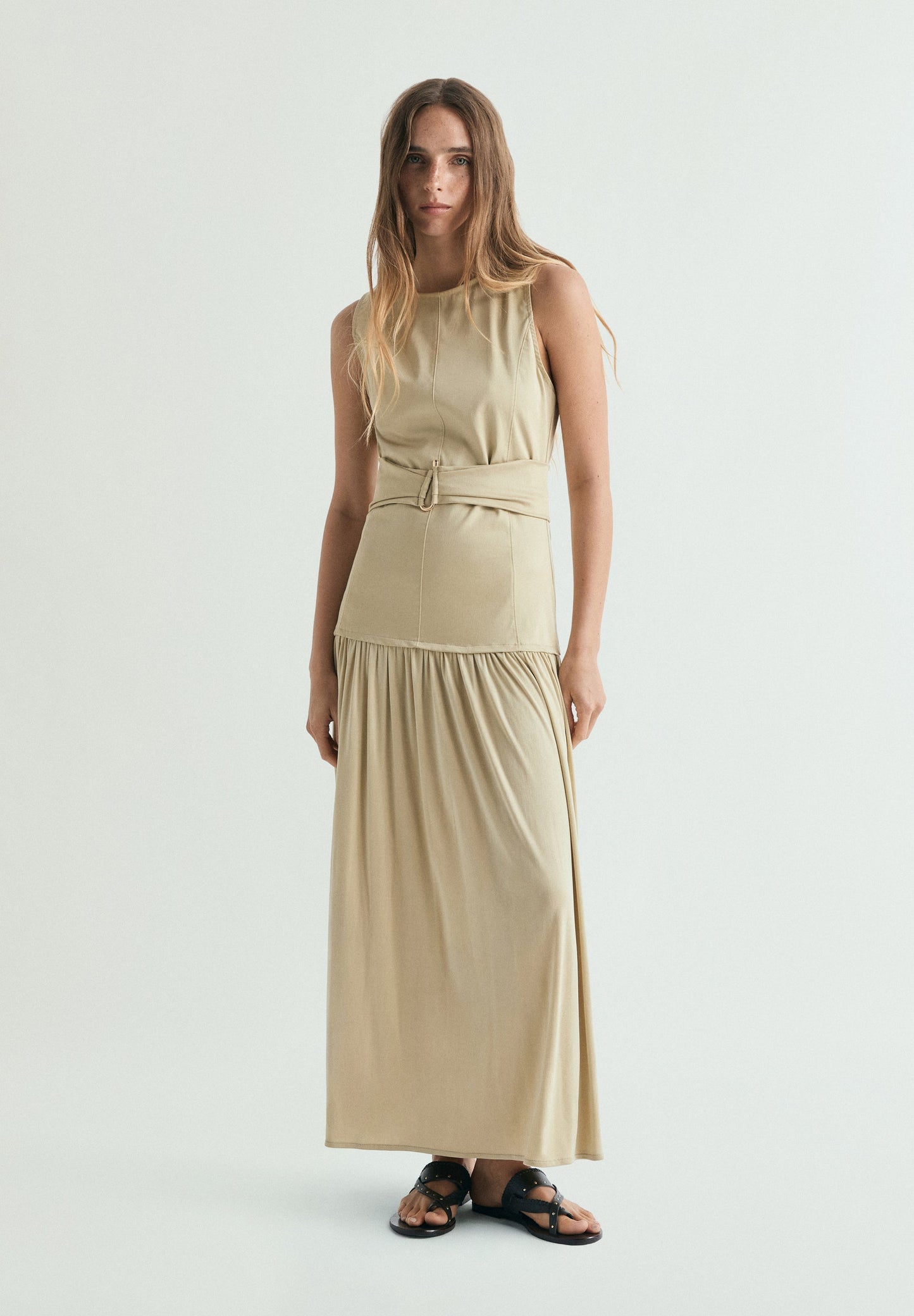 VESTIDO MIDI DRAPEADO CON DETALLE METÁLICO