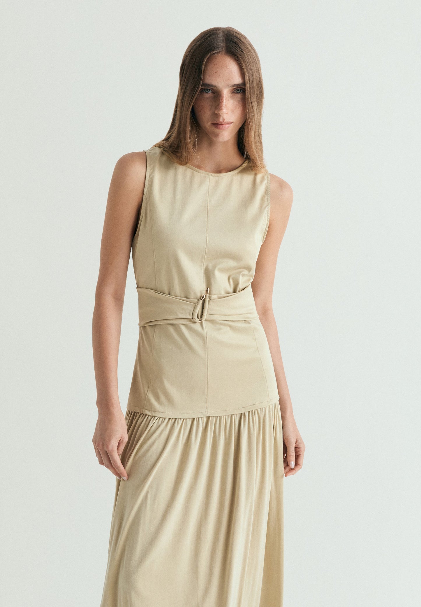 VESTIDO MIDI DRAPEADO CON DETALLE METÁLICO