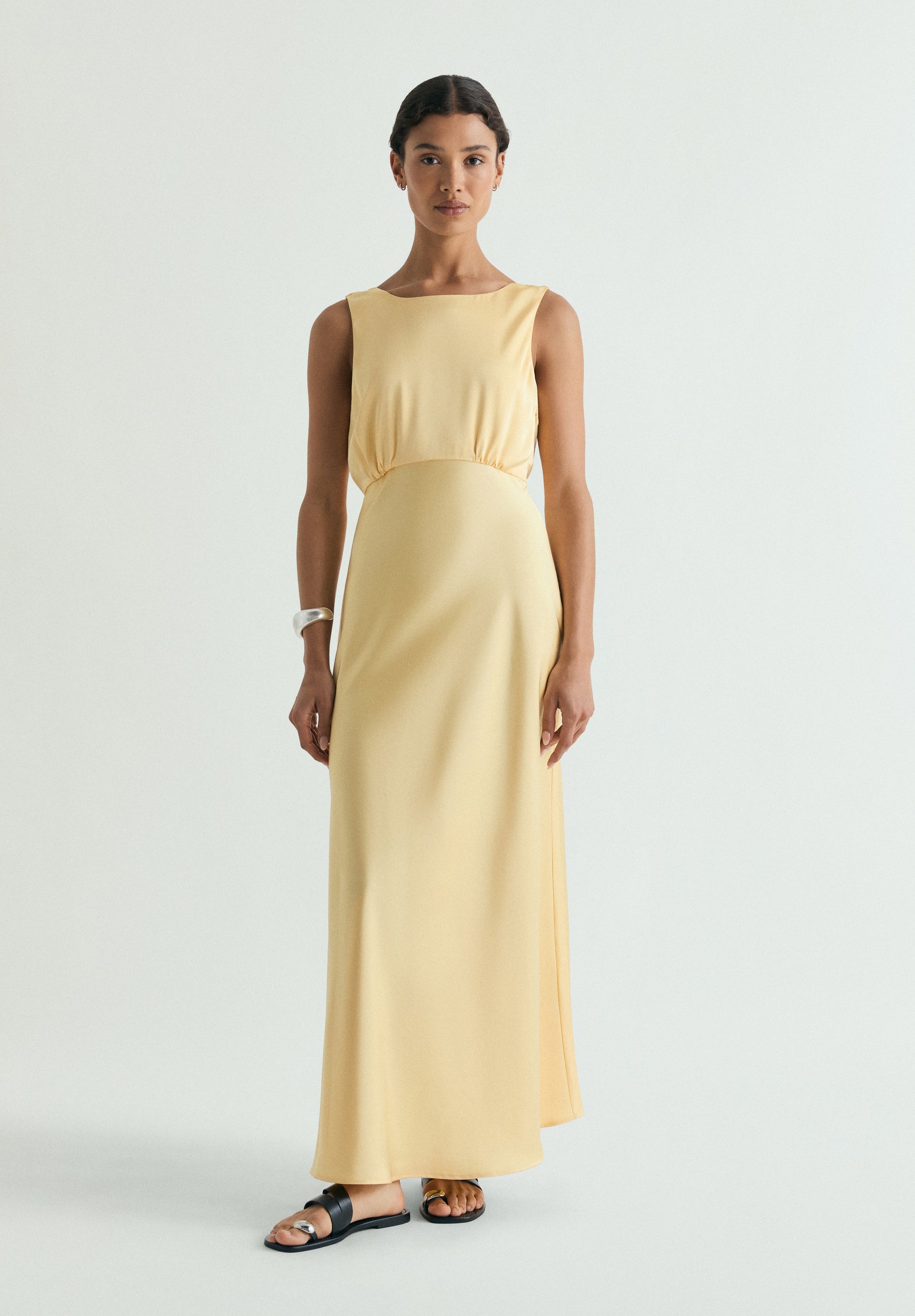 VESTIDO SATINADO CON ESPALDA DESCUBIERTA