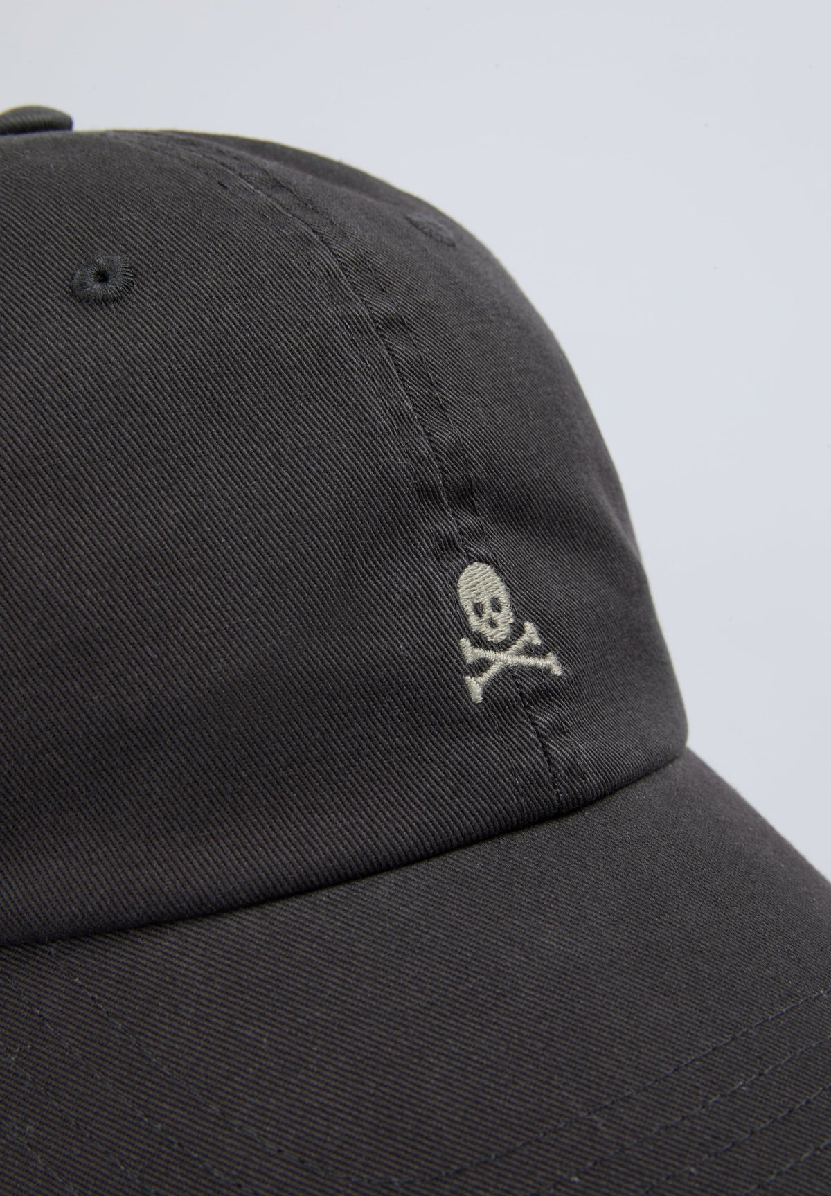 GORRA CALAVERA BORDADA